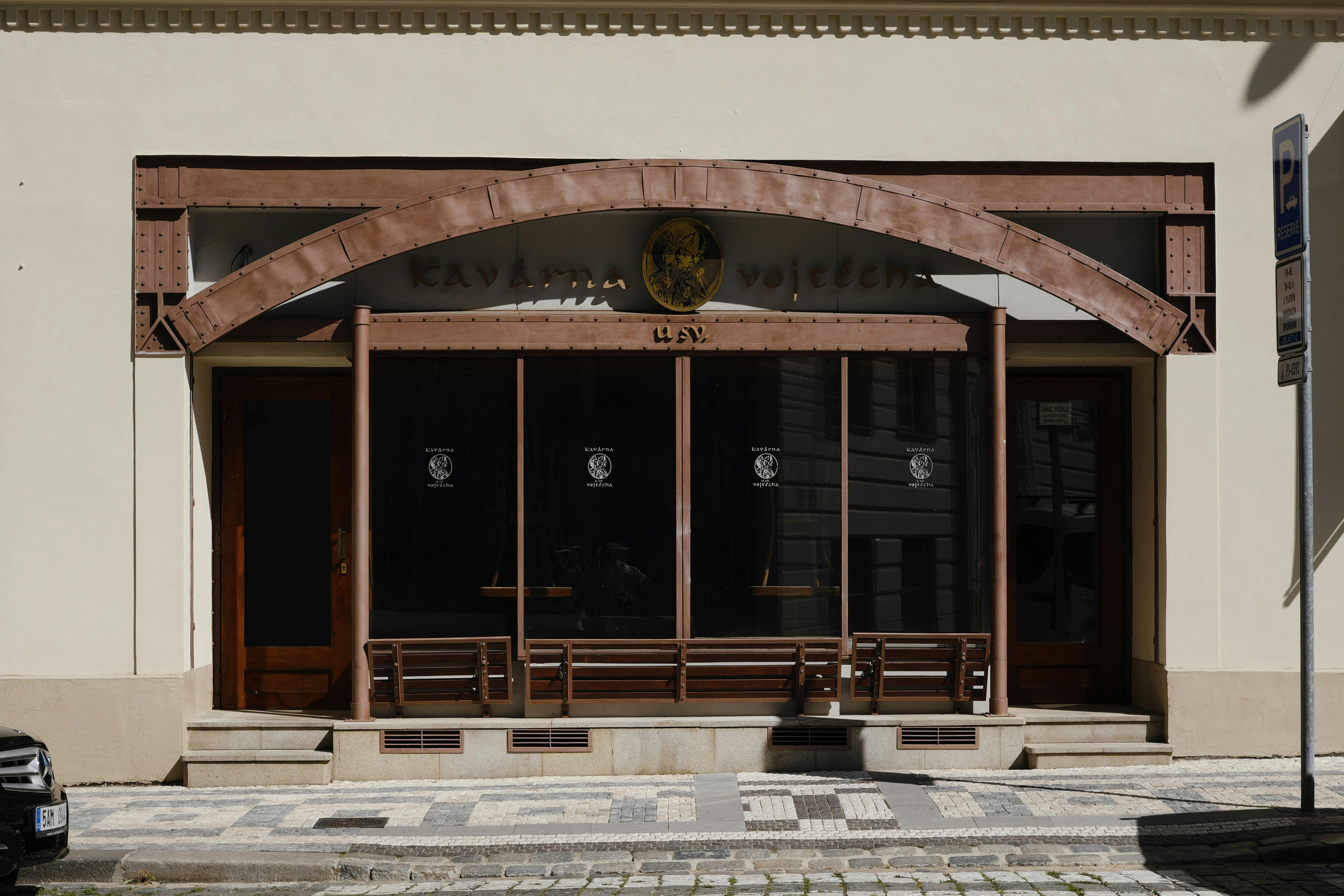 Acceso peatonal con carpintería y zona de entrada para control de apertura