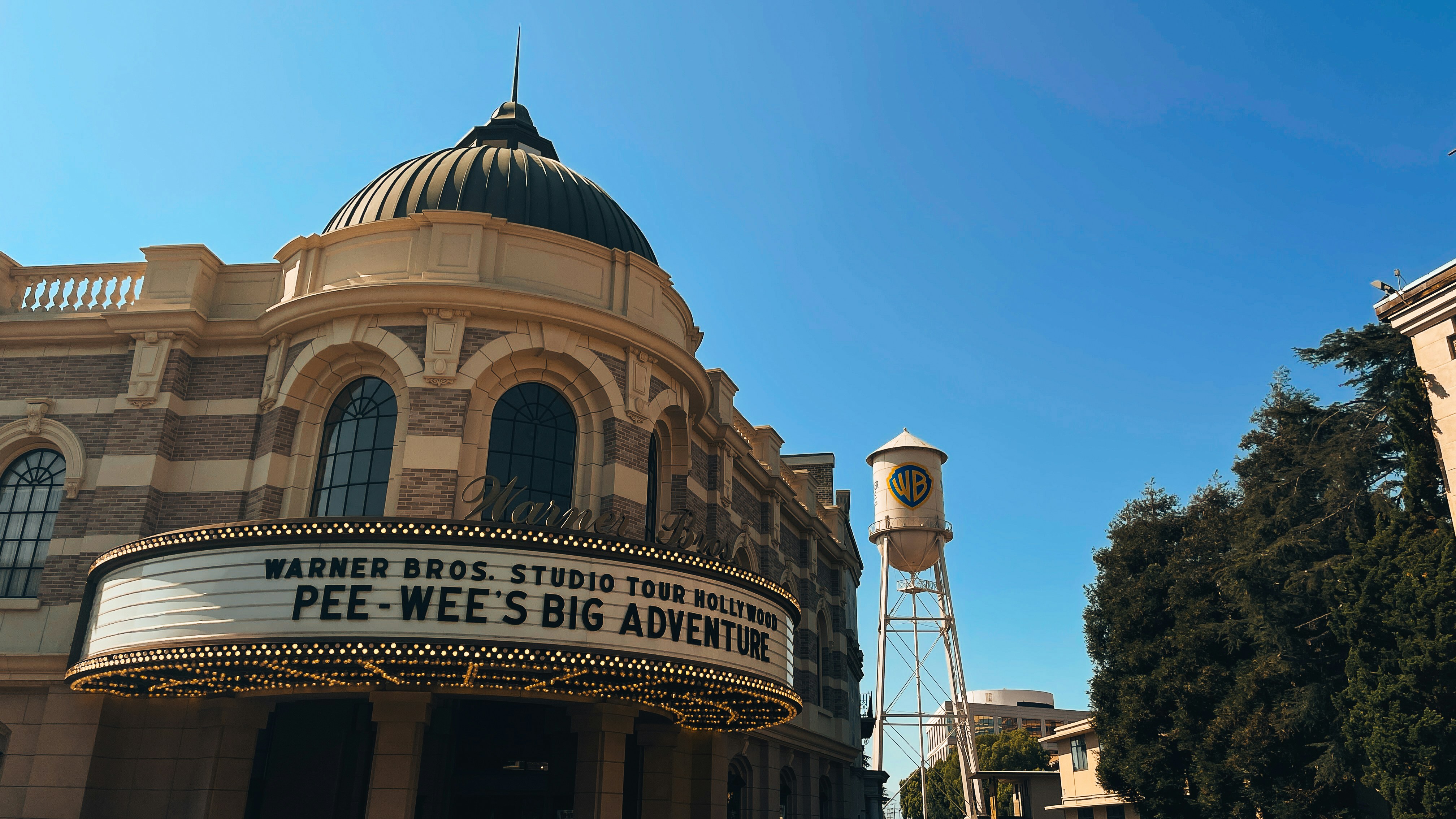 Lo studio Warner Bros. con il grande tendone per l'avventura di pee-wee