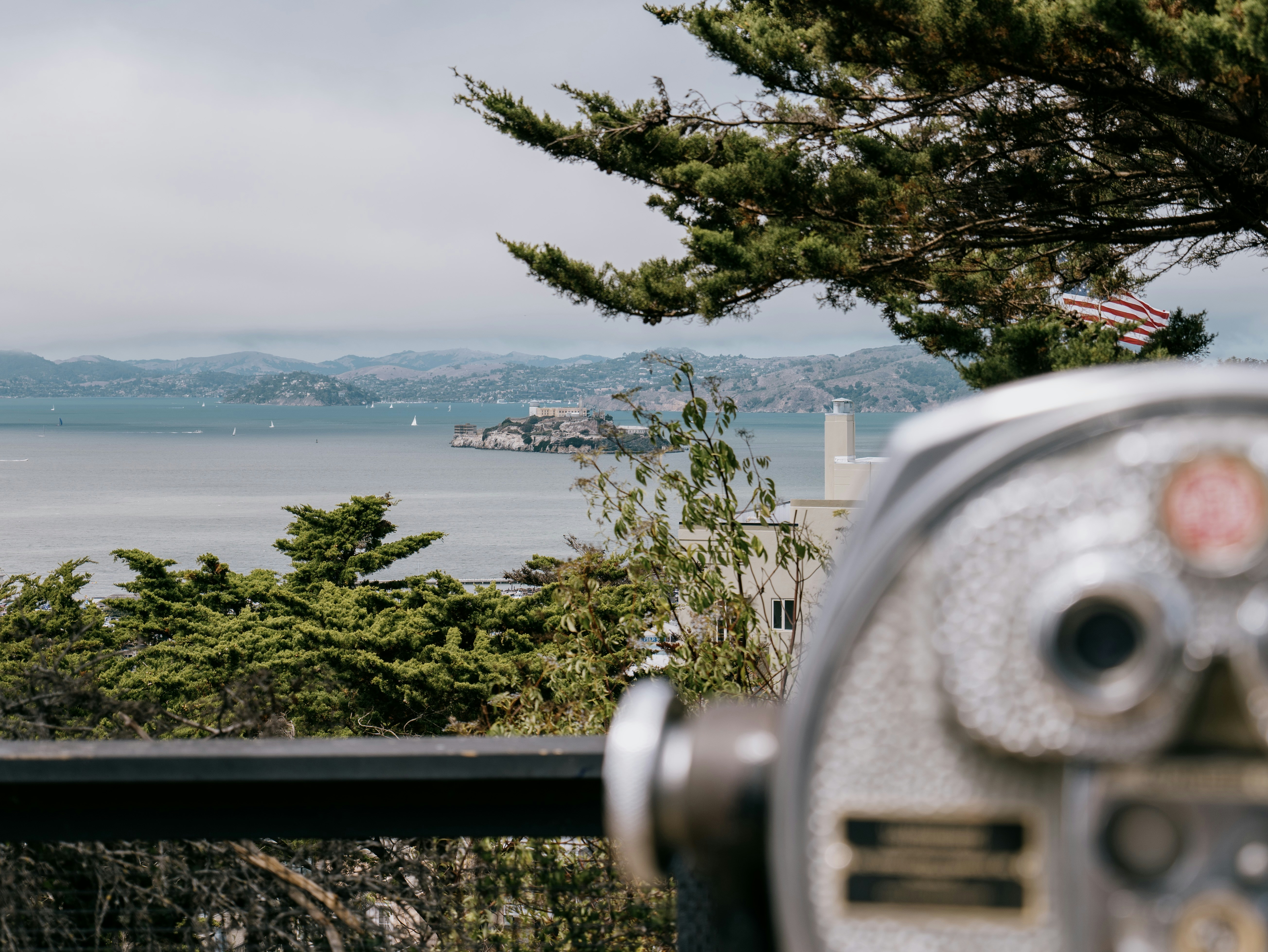 망원경은 알카트라즈 섬과 샌프란시스코 만을 내려다보고 있습니다.