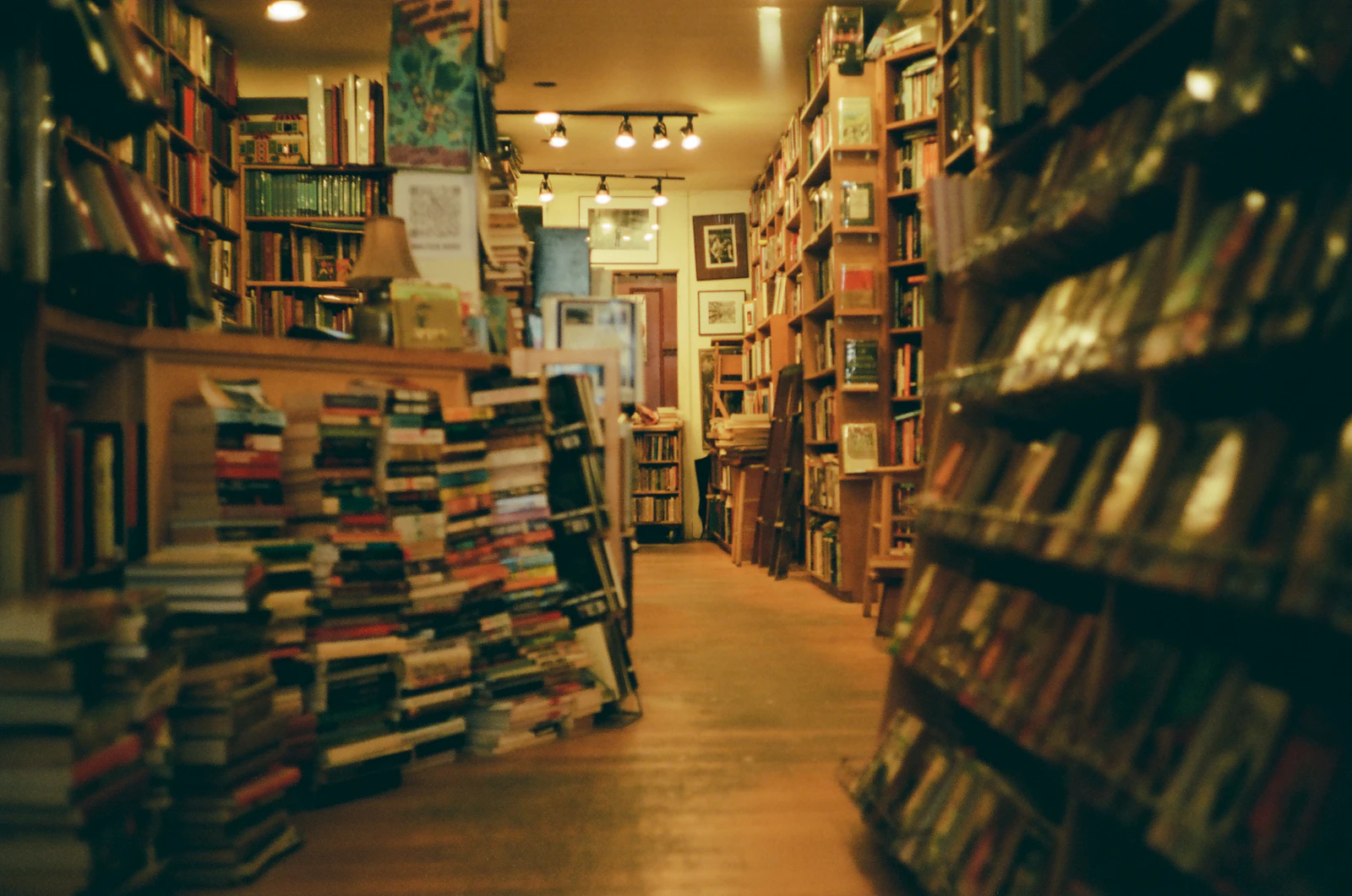 ممر مكتبة ورفوف كتب