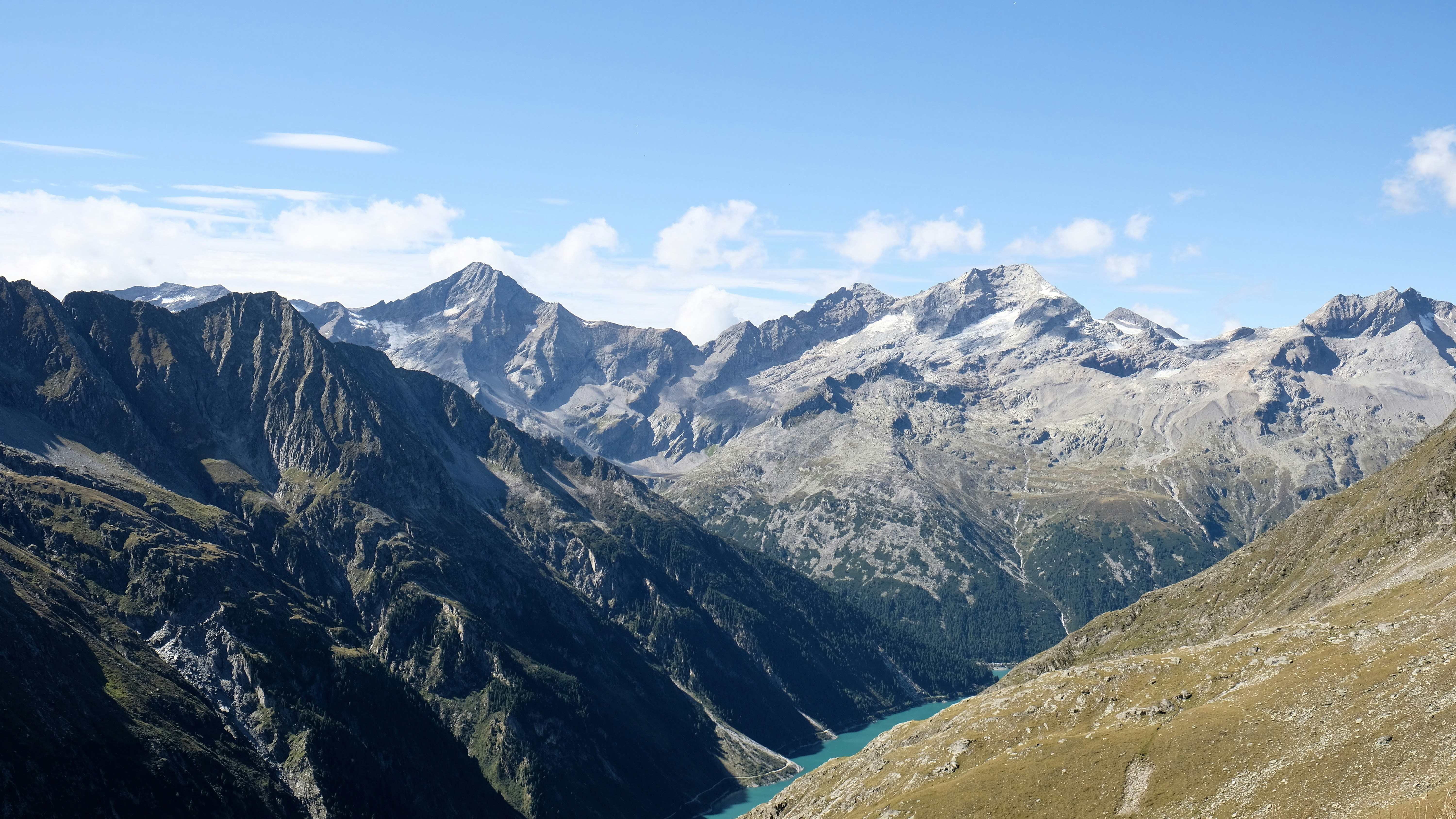 Majestätische Bergkette unter strahlend blauem Himmel.