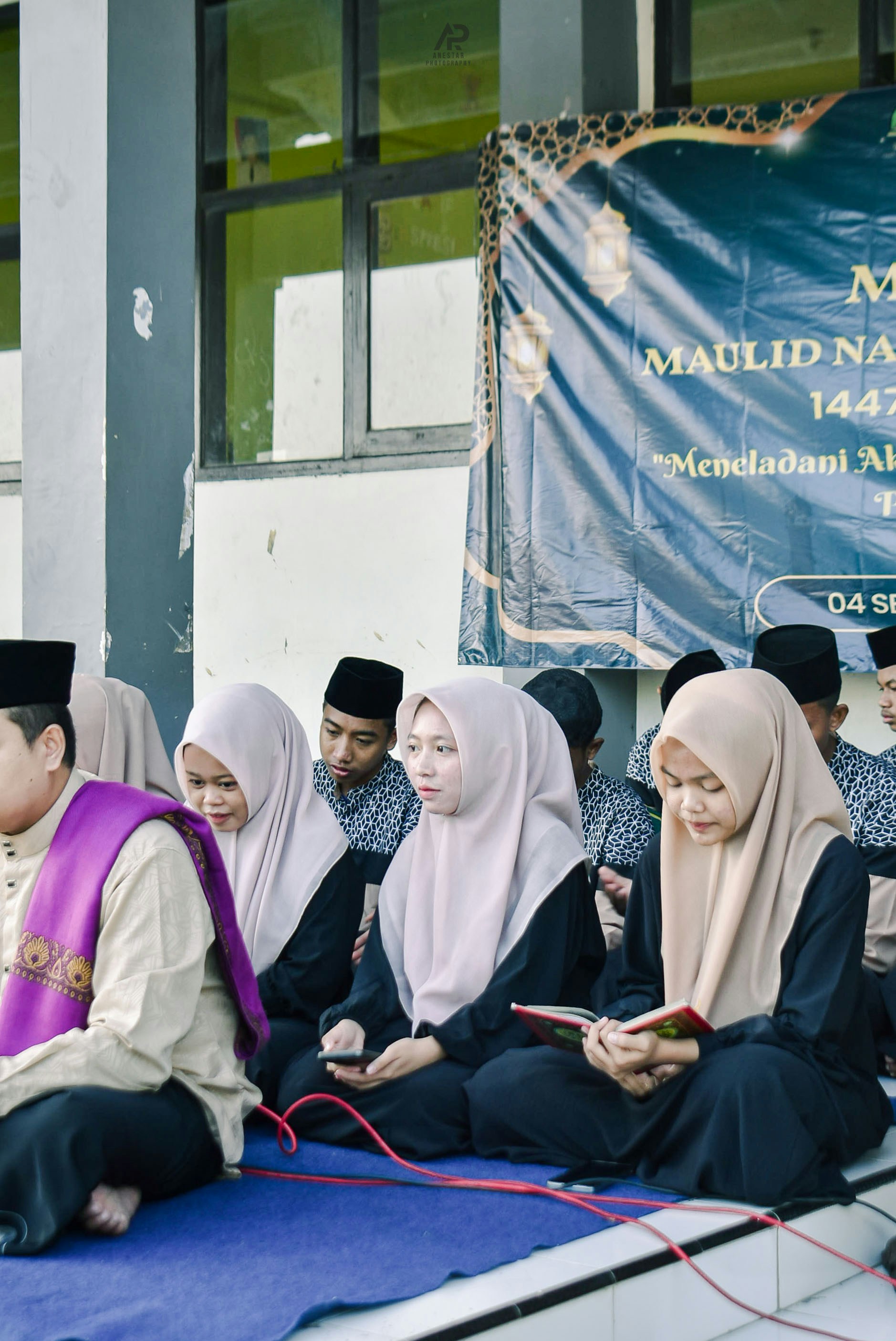 Groupe de personnes assises et lisant pendant un événement