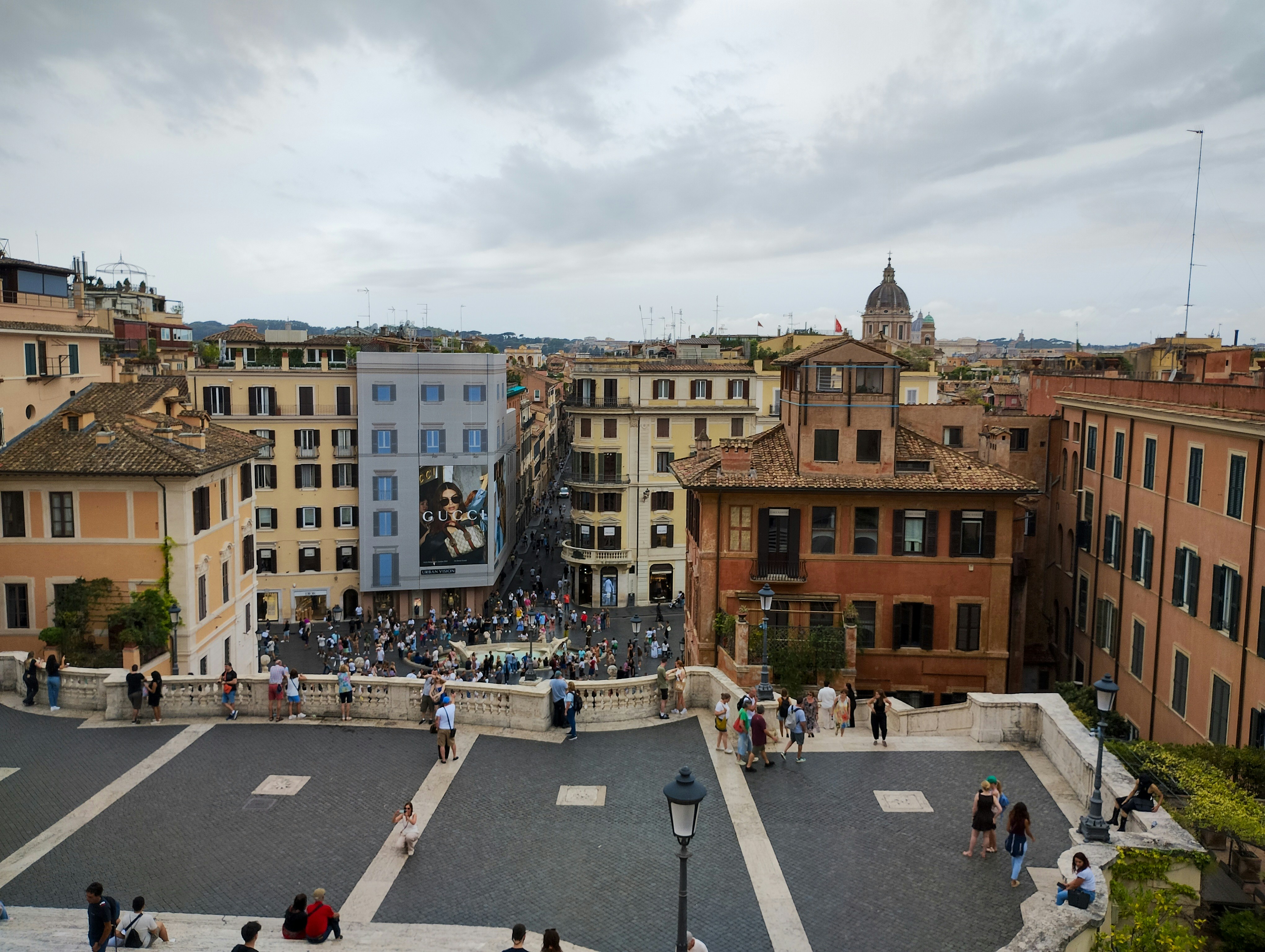 Spanische Schritte in Rom mit vielen Menschen