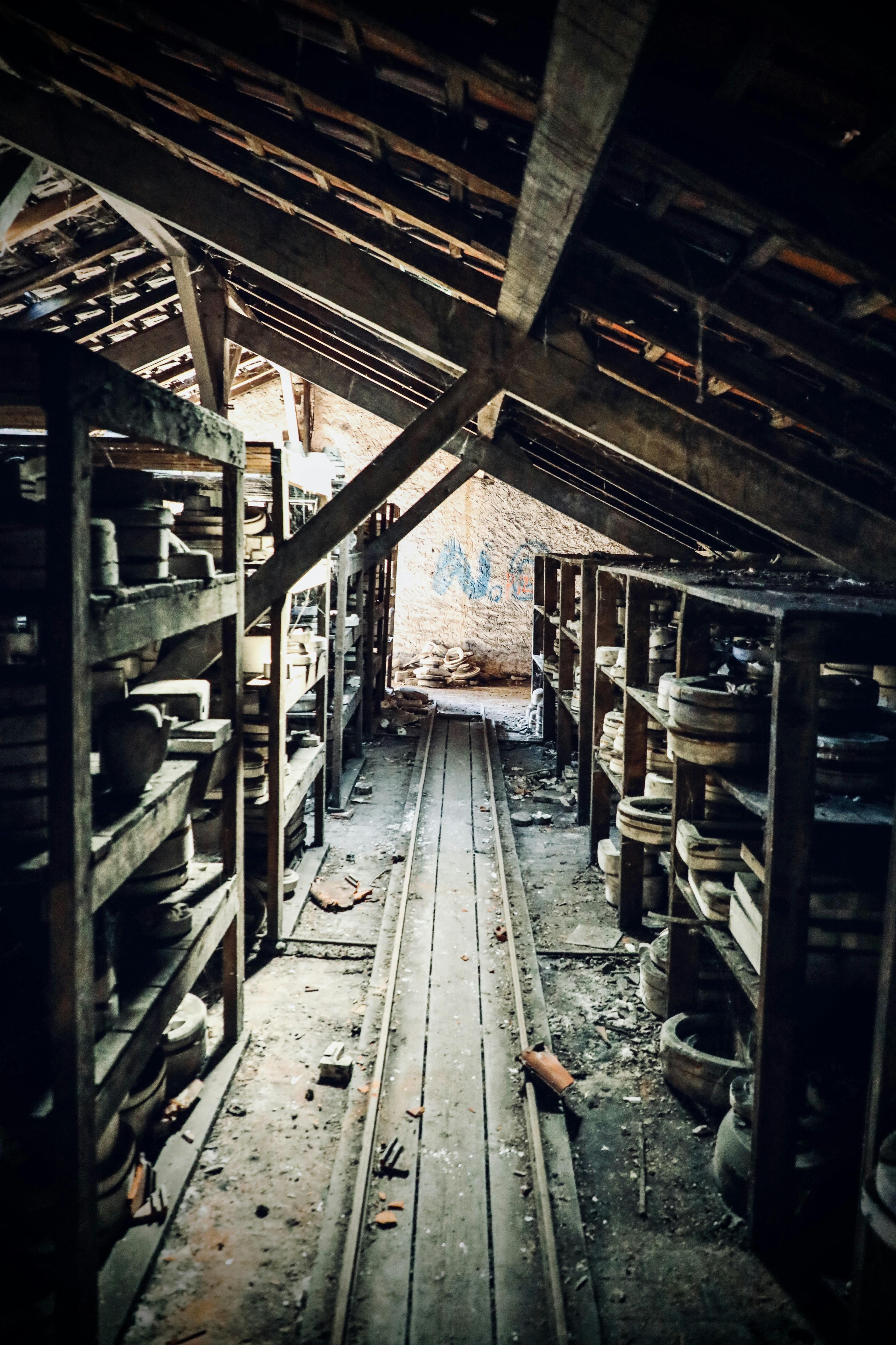 Verstaubte Dachbodenregale voller Keramik