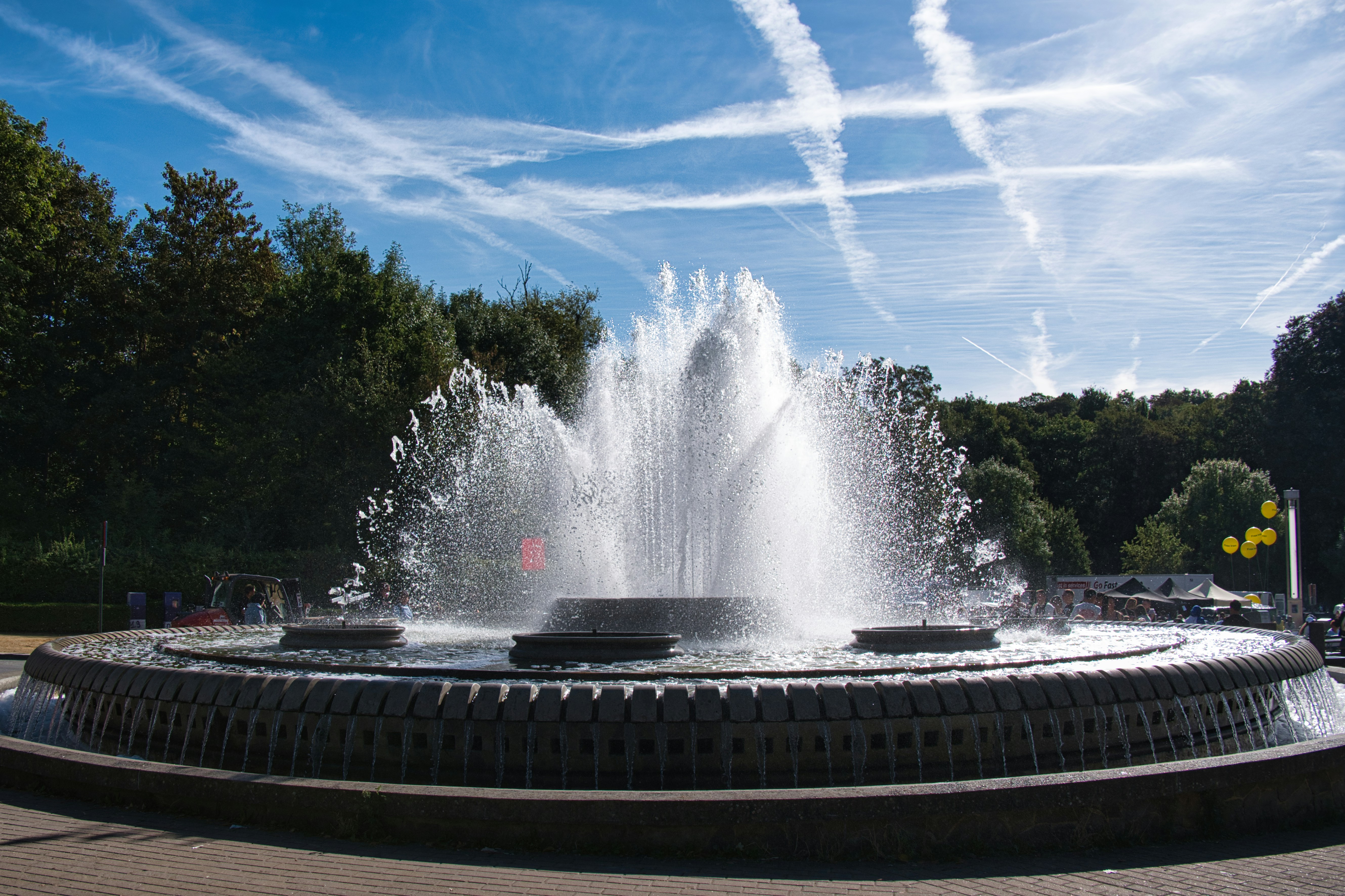 Eine große, verzierte Fontäne, die Wasser hoch in die Luft spritzt.