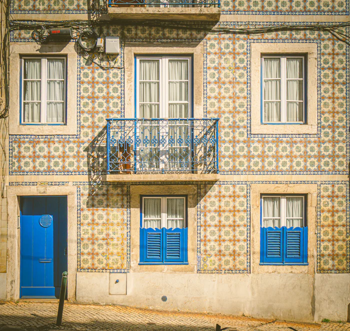 Fachada com azulejos em Lisboa