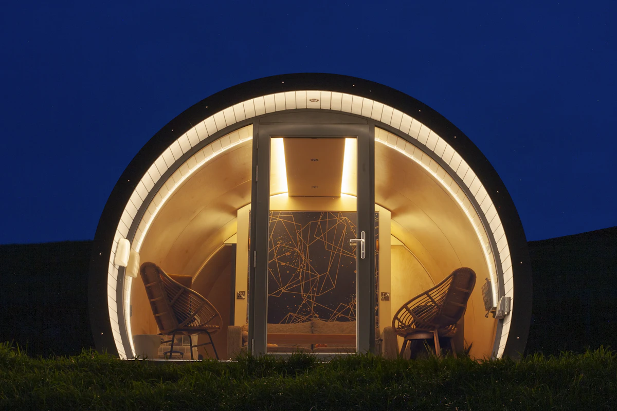Accogliente cupola glamping illuminata di notte
