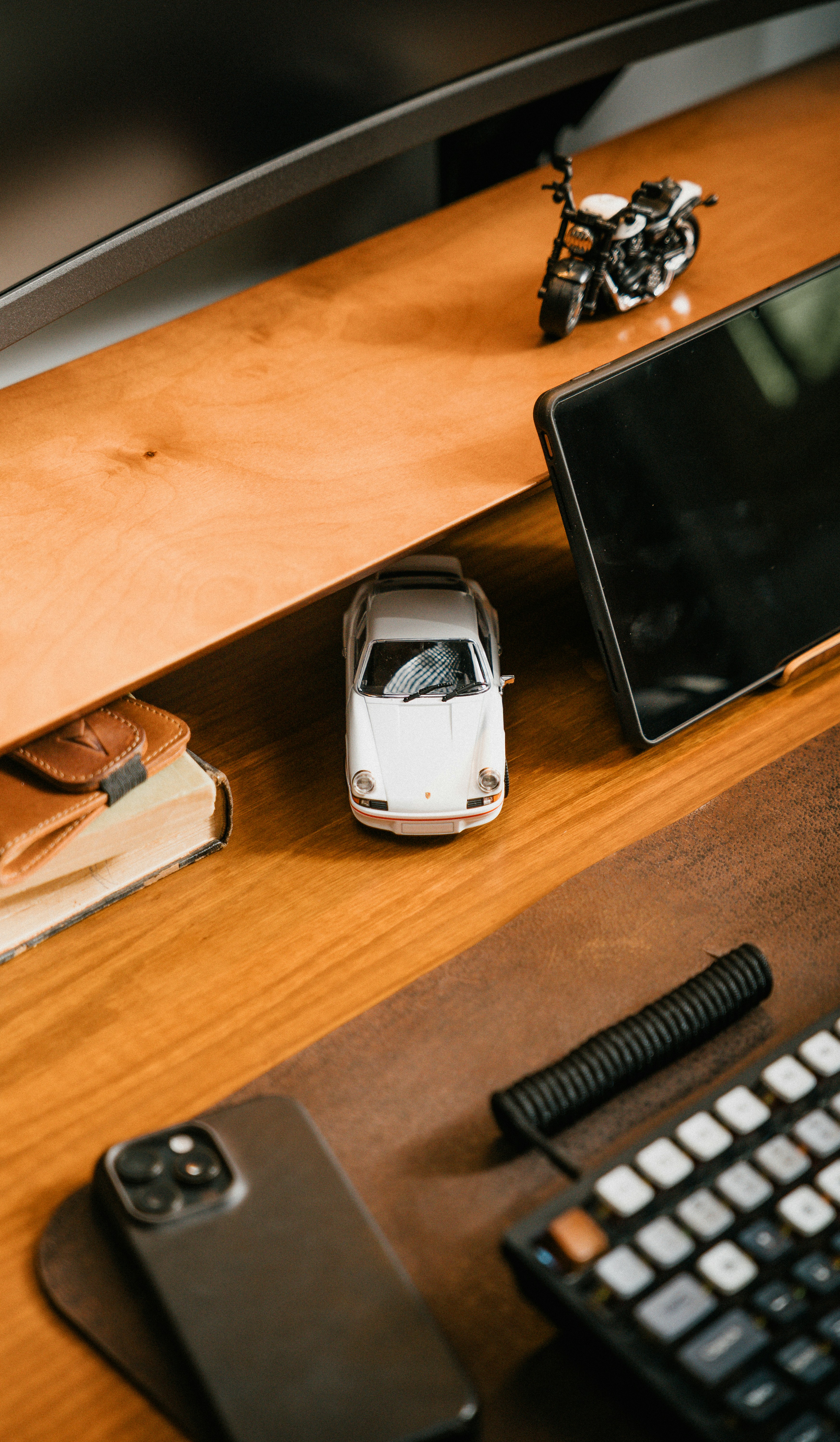 Escritorio con teléfono, teclado y coche de juguete