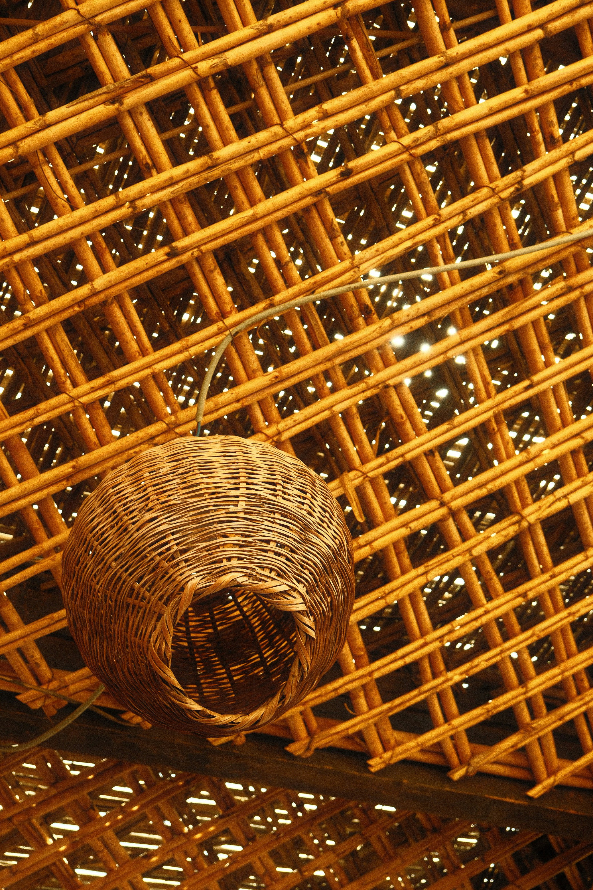 Cesta tejida colgando del techo de bambú