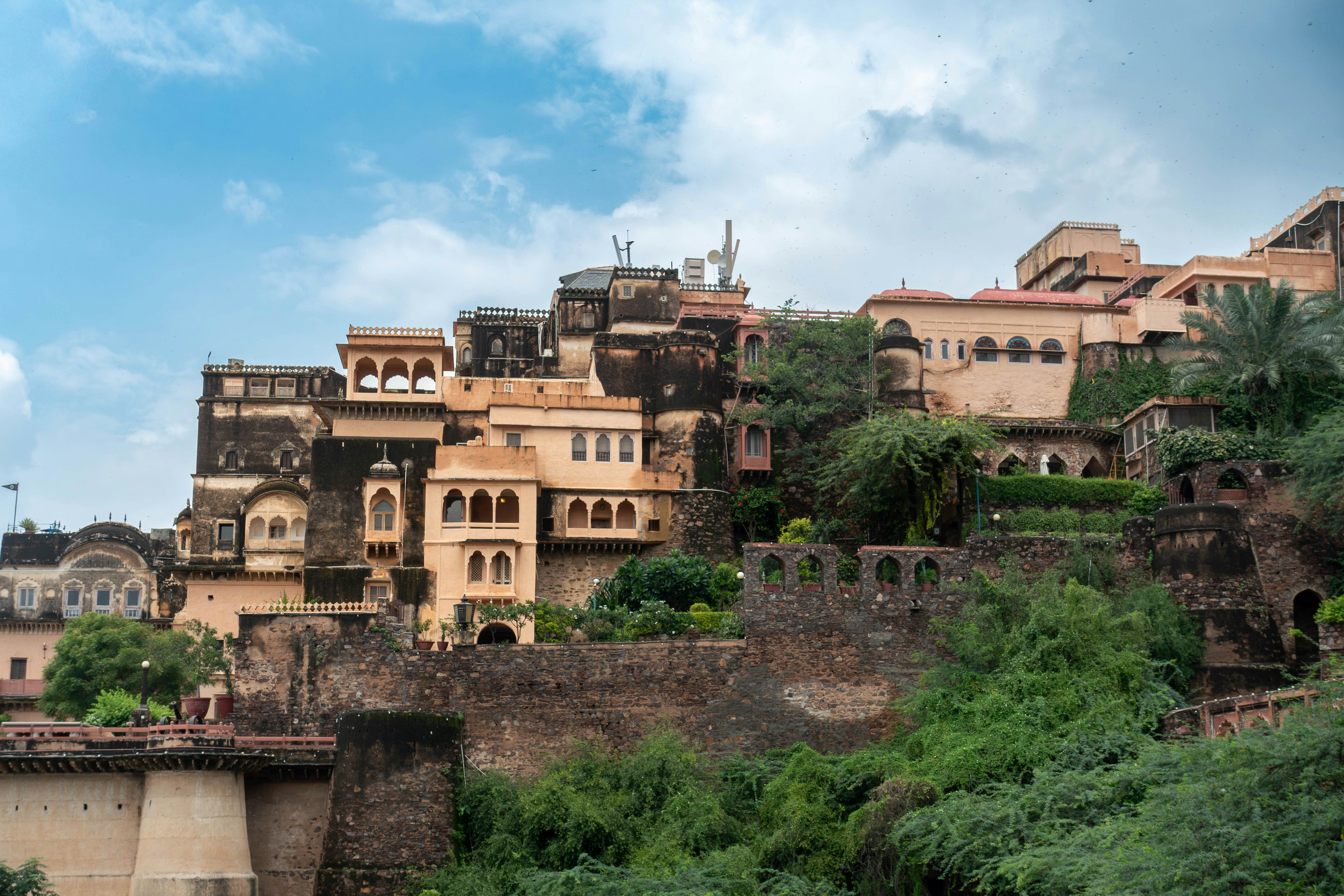 緑豊かな丘の上にある古代インドの砦群。