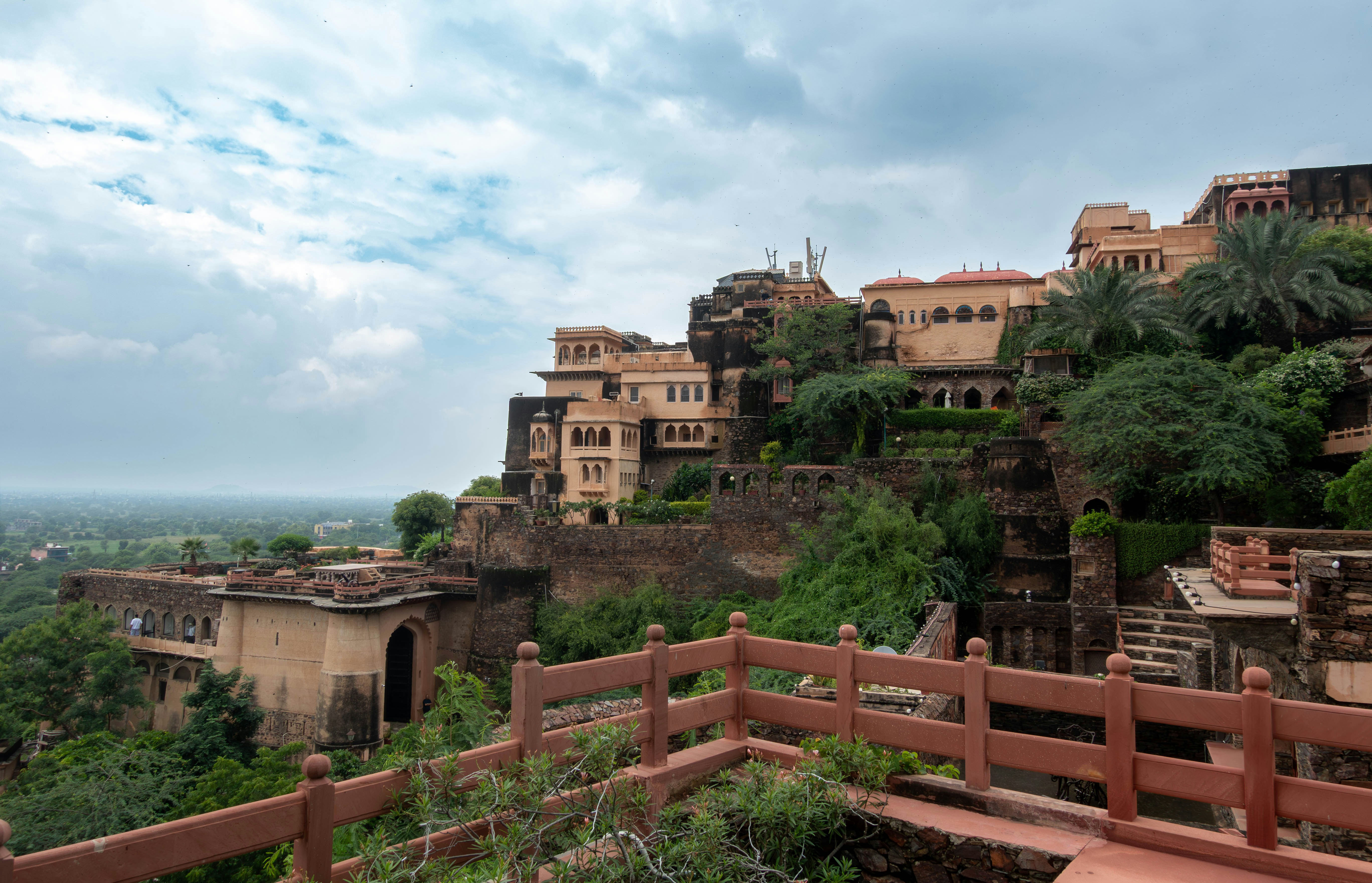 緑豊かな丘の中腹に佇む古代の石造りの砦。