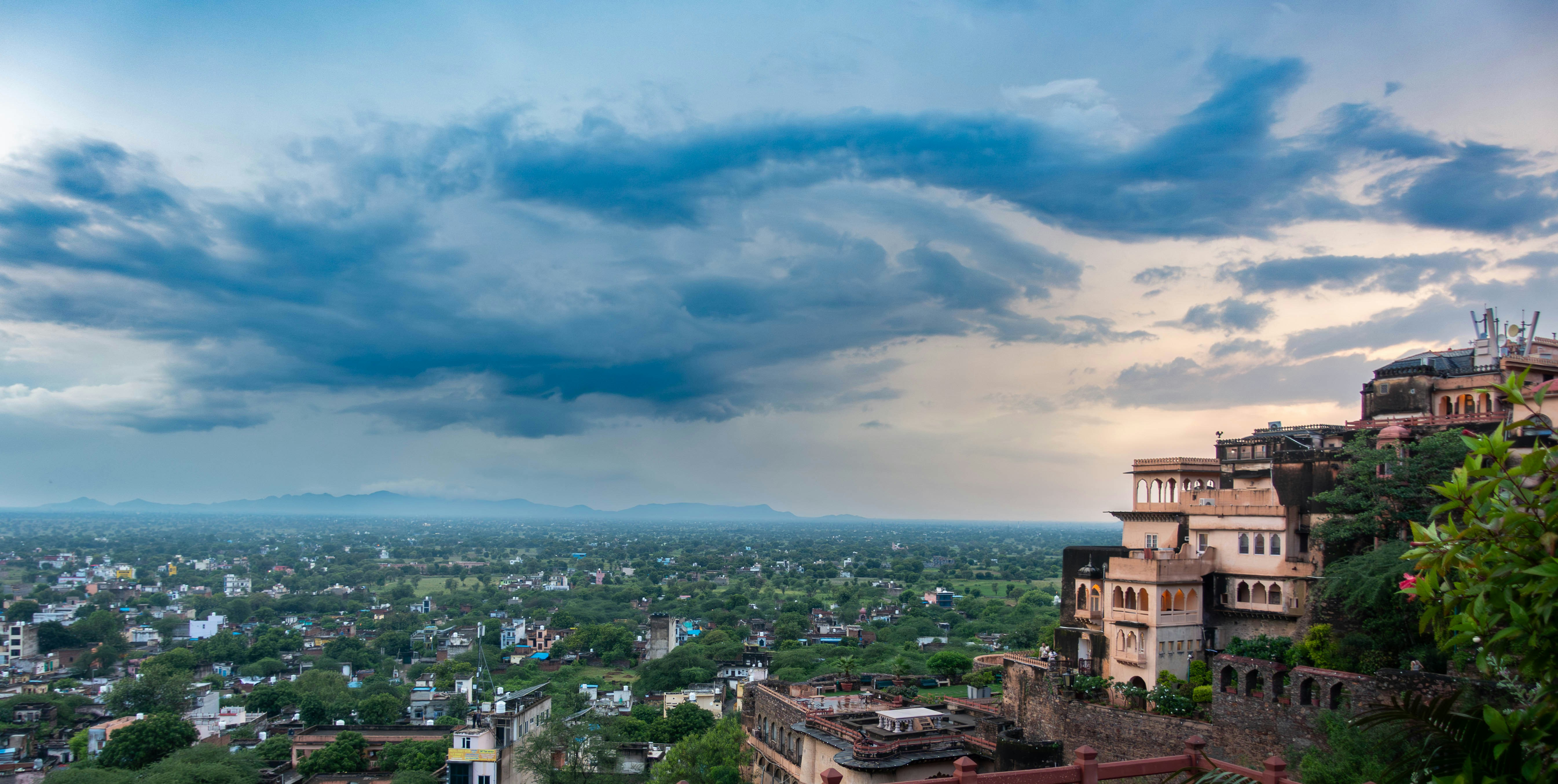 広大な町を見下ろす丘の上の古代の建物