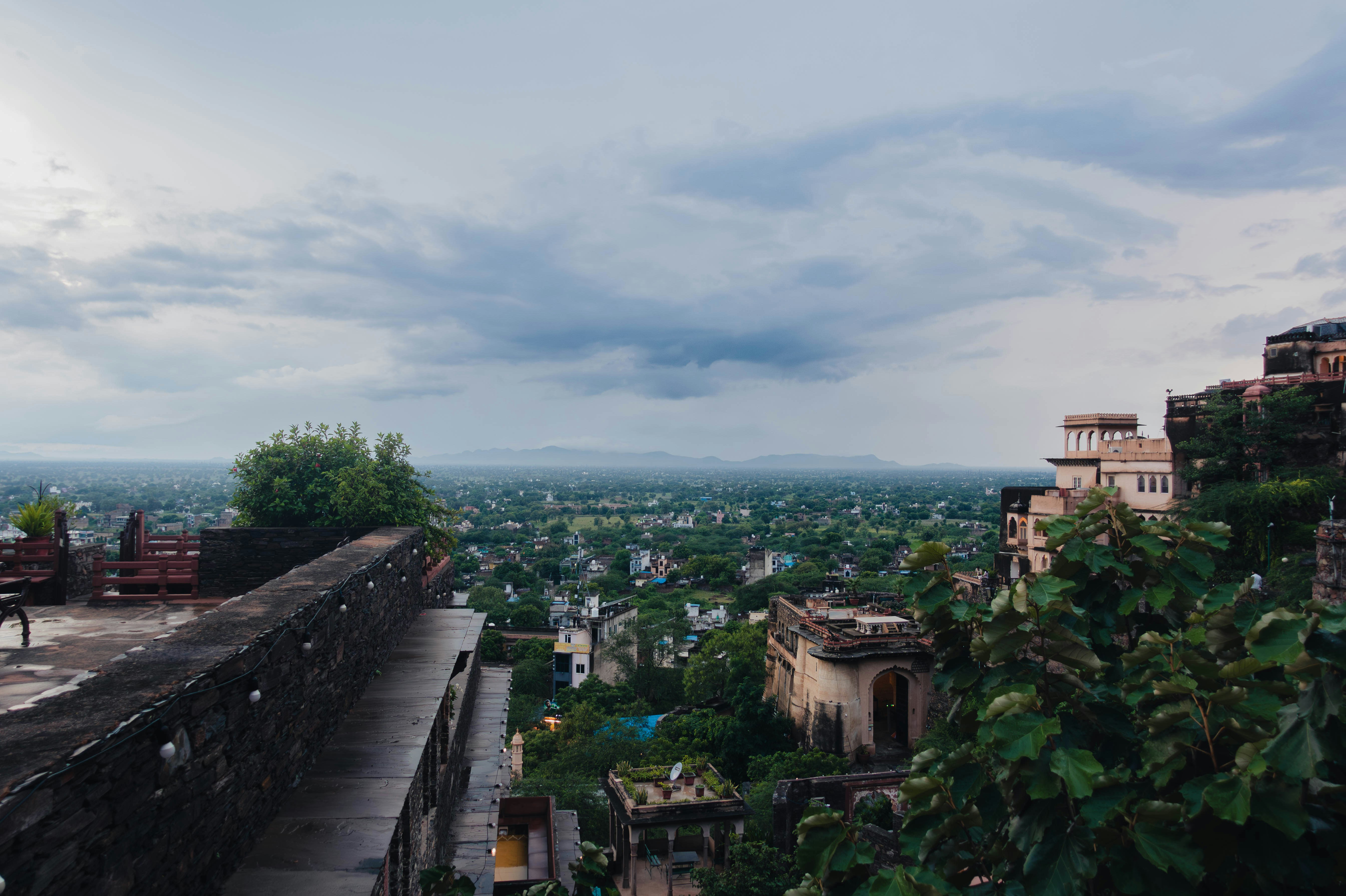 曇り空の下の街のパノラマビュー
