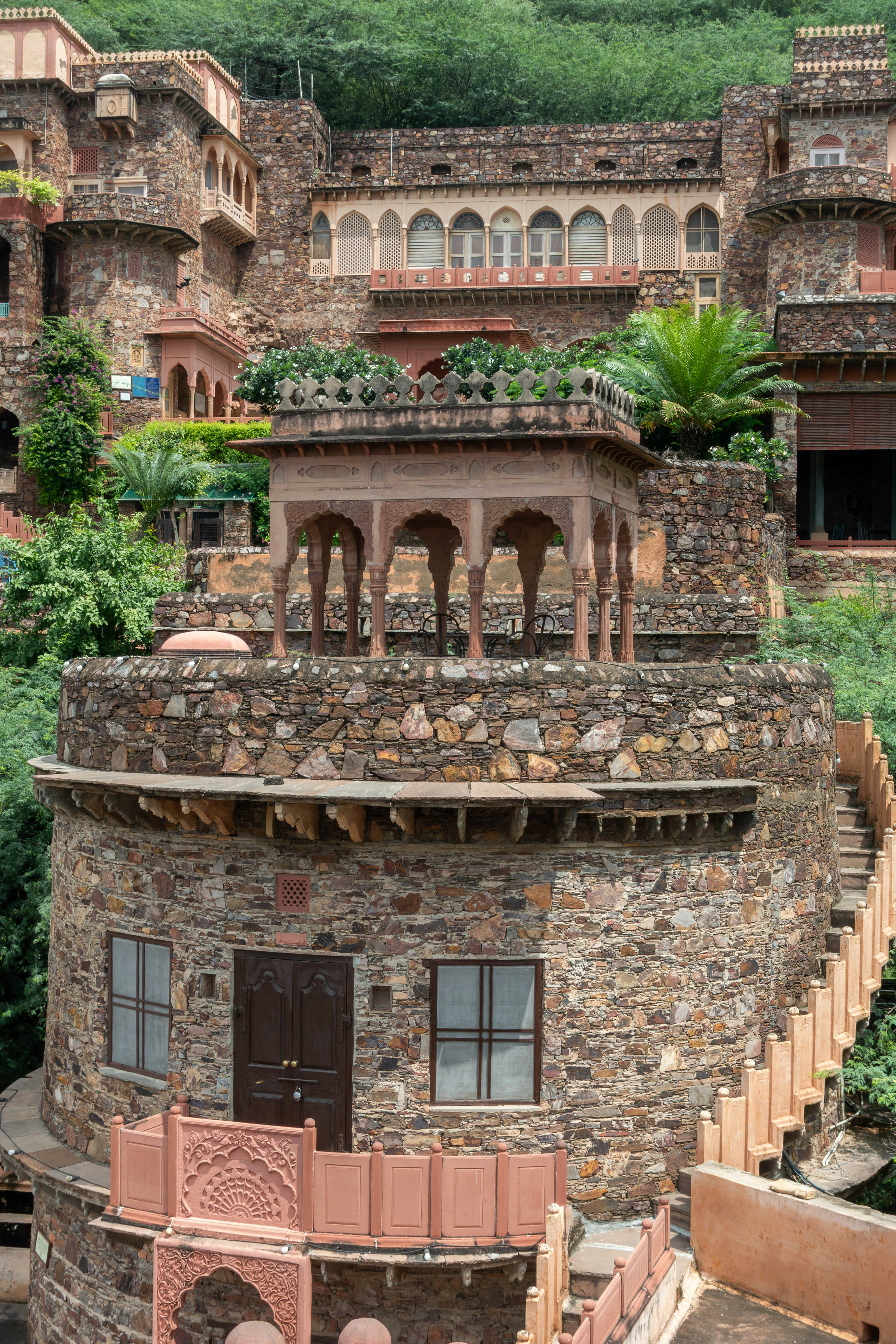 緑豊かな丘の中腹に佇む古代の石造りの建物。