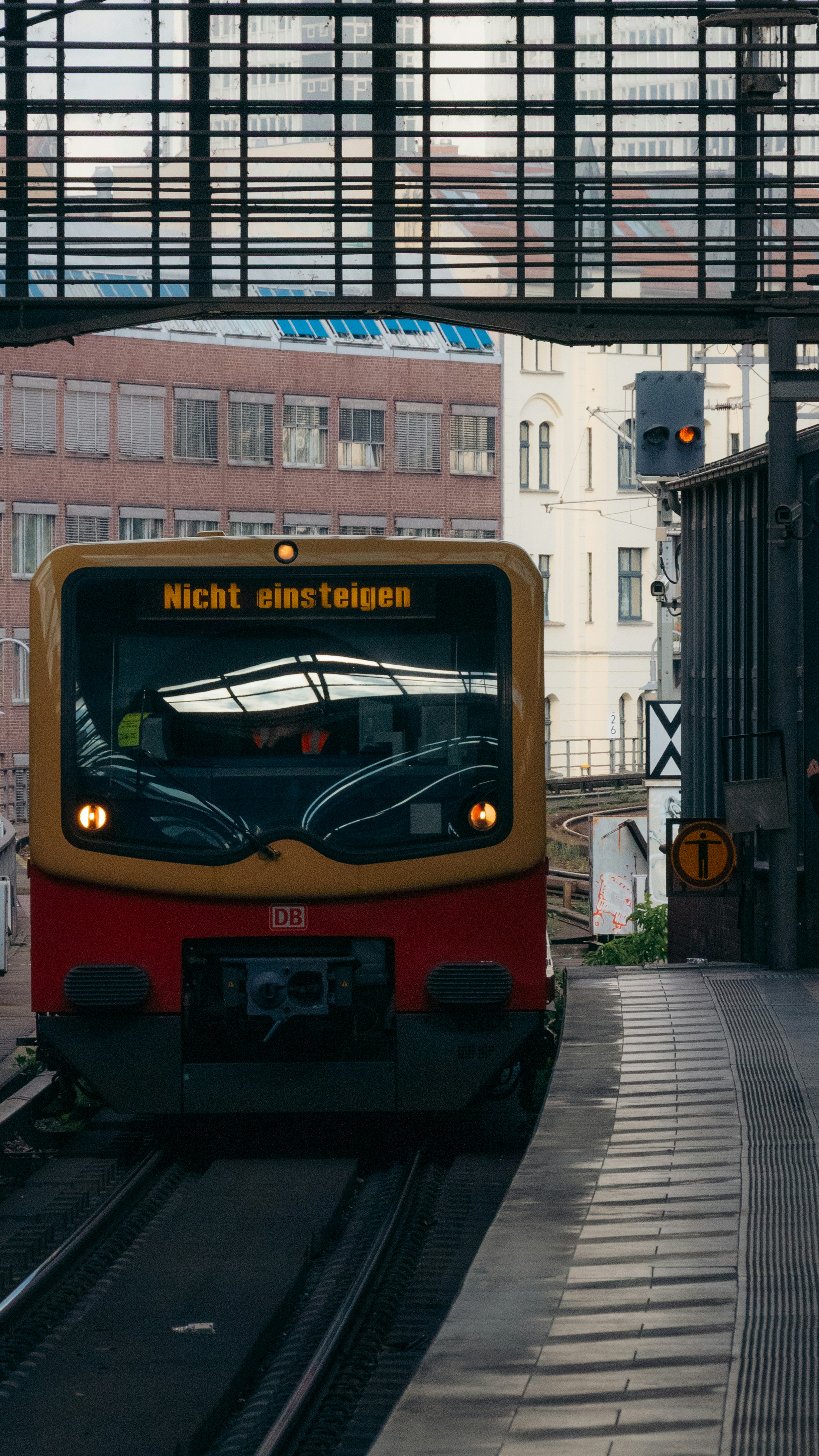 A train with "nicht einsteigen" sign arrives at station.