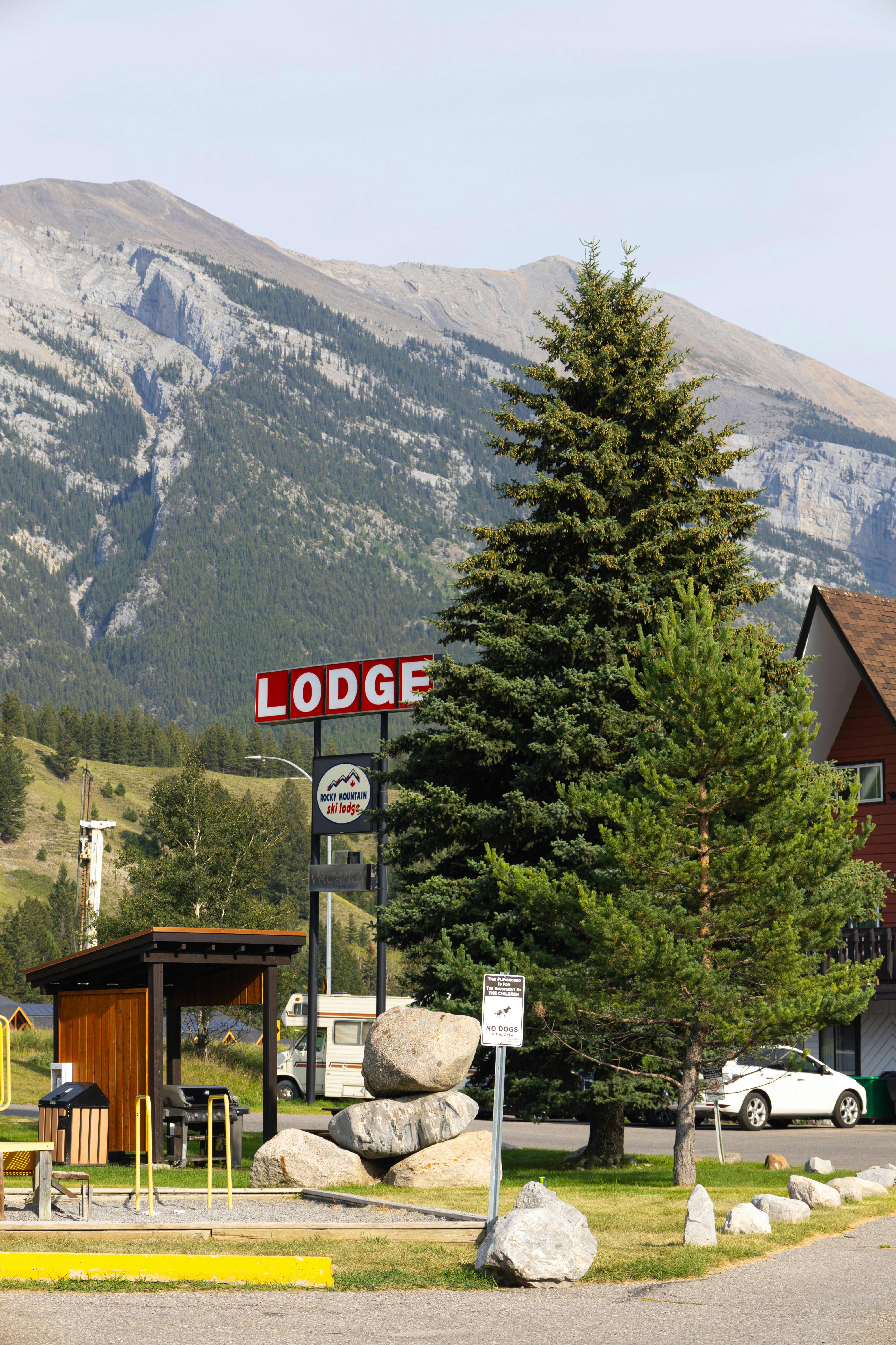 Lodge sign with mountains and trees