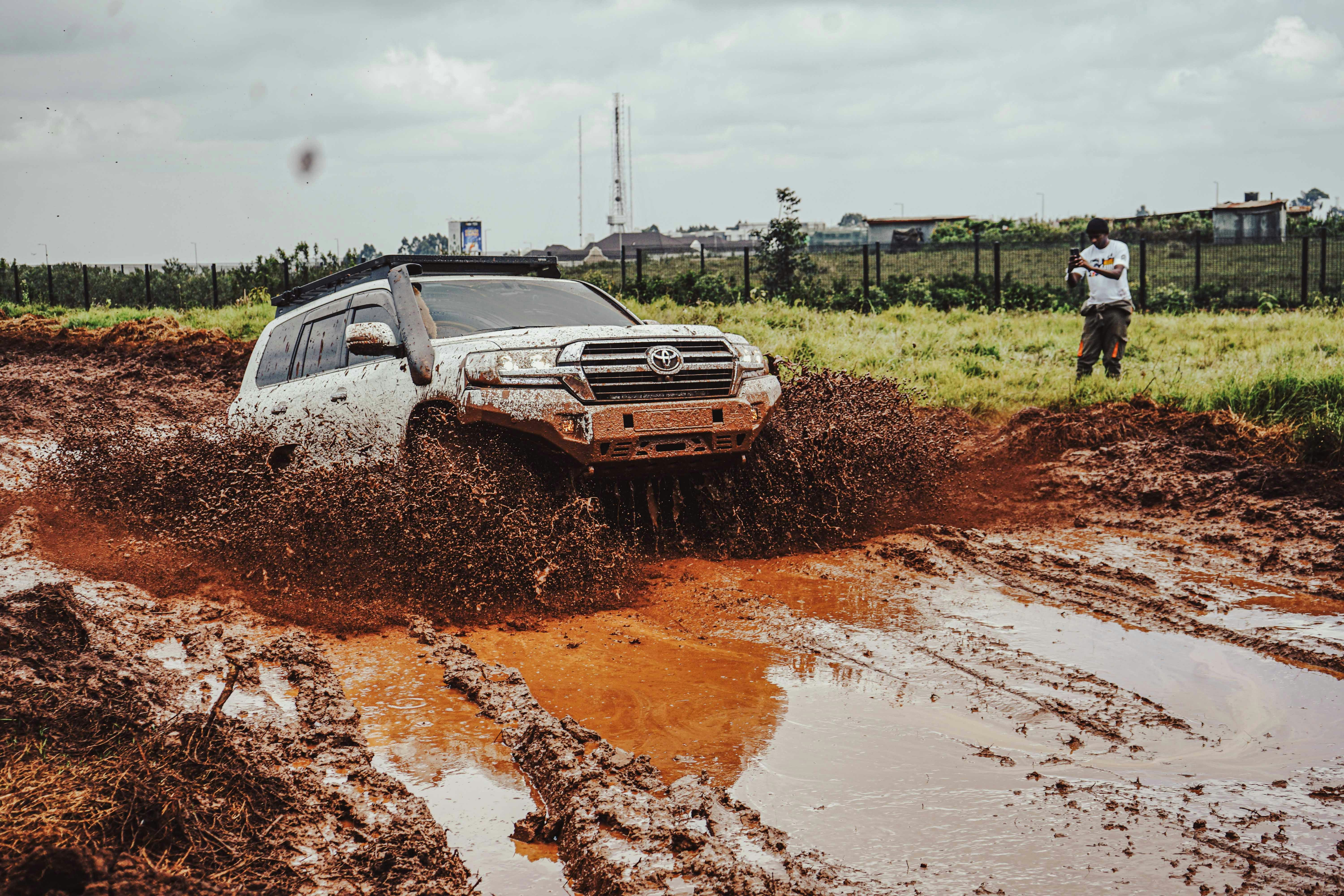 10 Proven Off-Road Vehicle Recovery Techniques for Mud & Sand