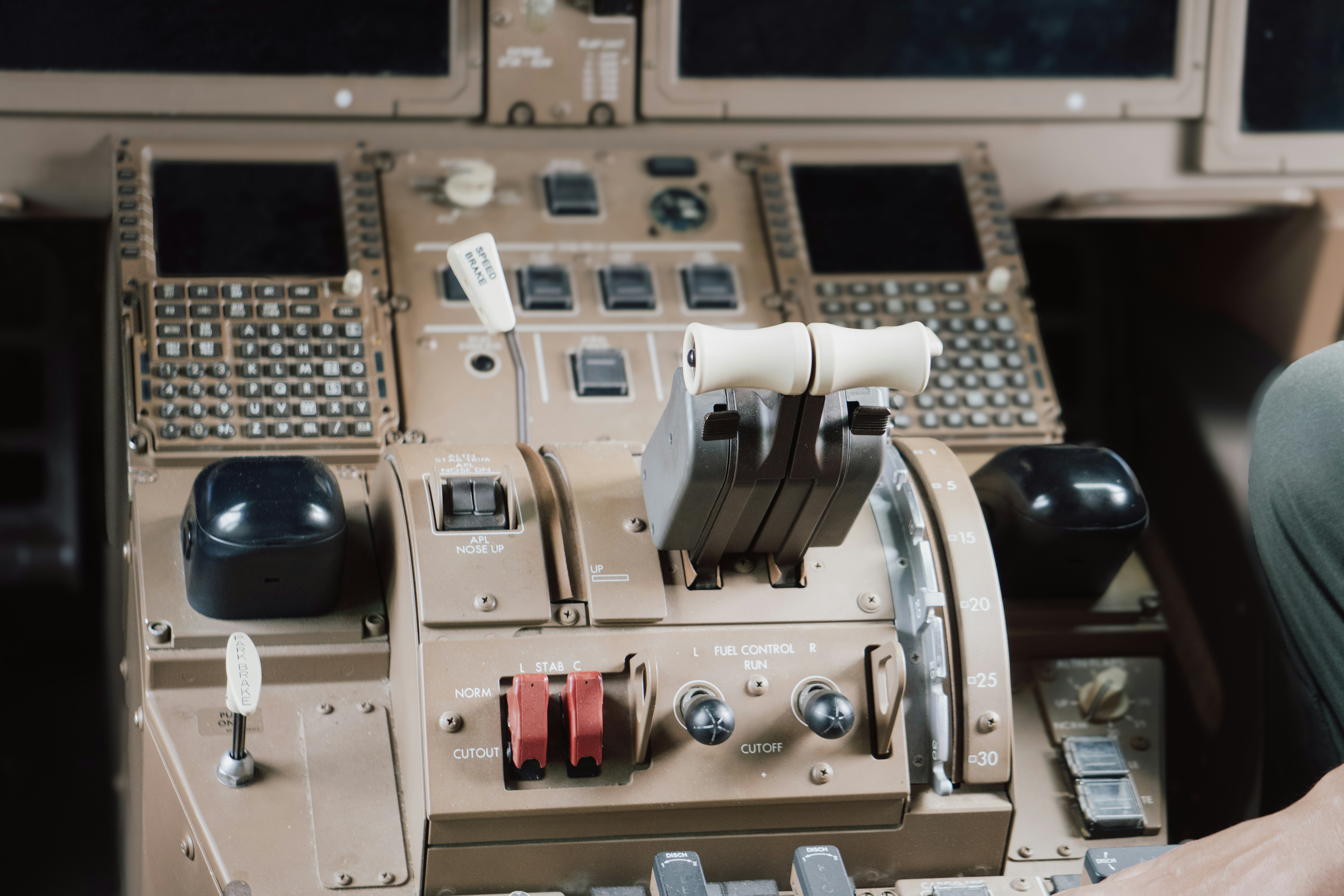 飛行機のコックピットスロットルコントロールとダッシュボードの写真