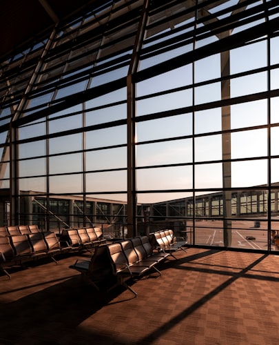 Terminal d'aéroport moderne avec sièges et grandes baies vitrées
