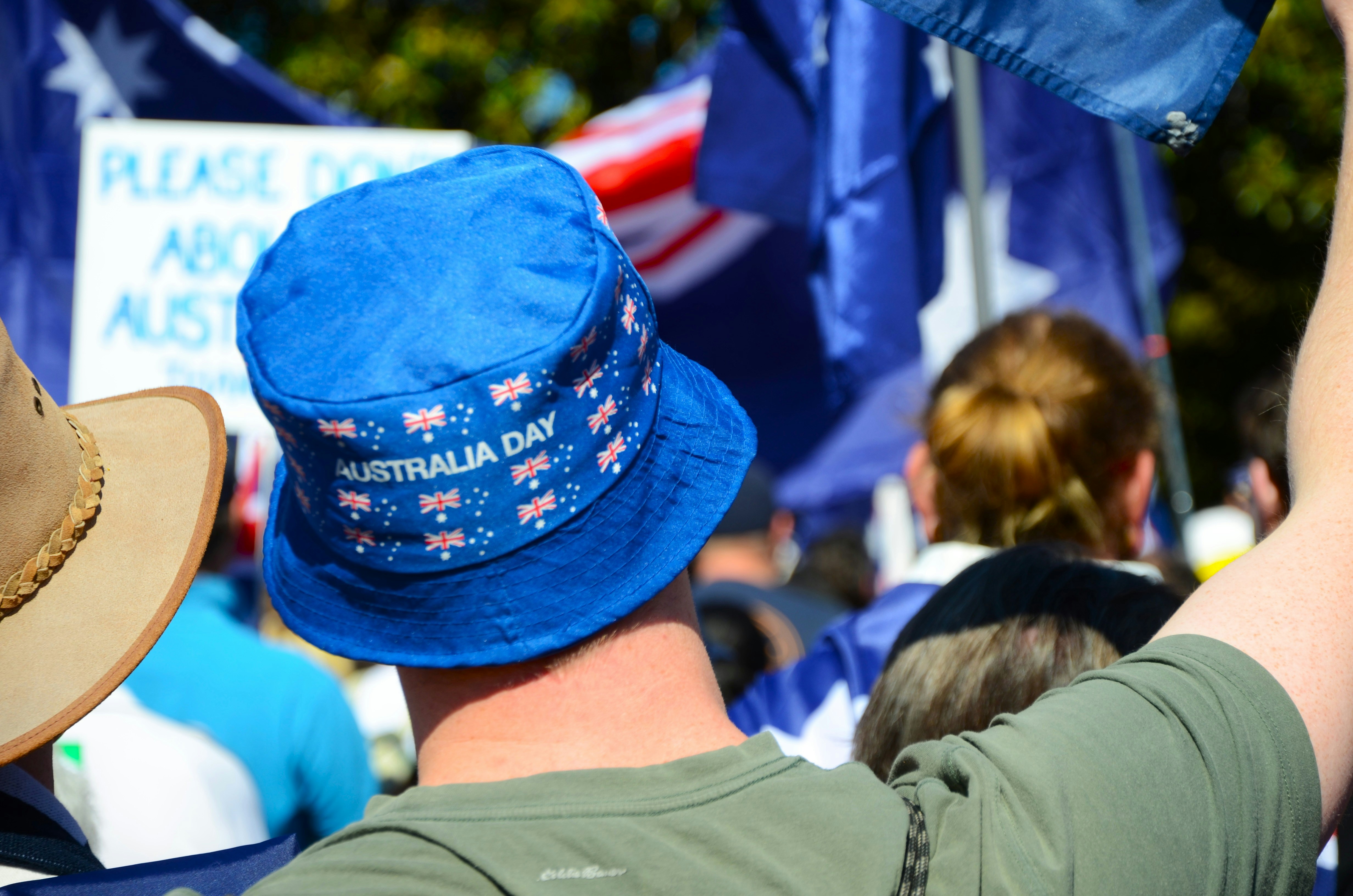 Mann trägt einen blauen Fischerhut mit Australia Day Design.
