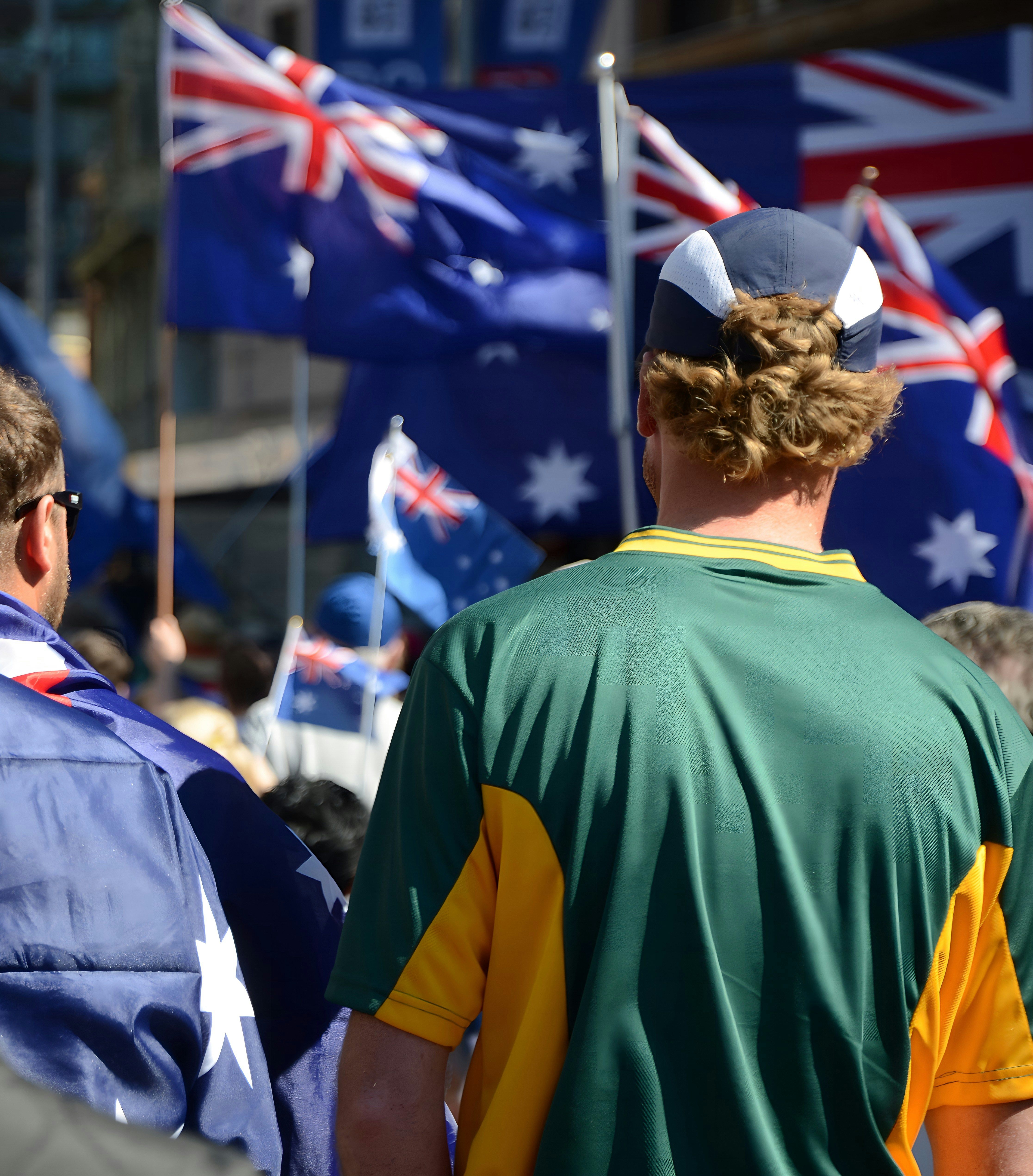 Menschenmenge mit wehenden australischen Flaggen