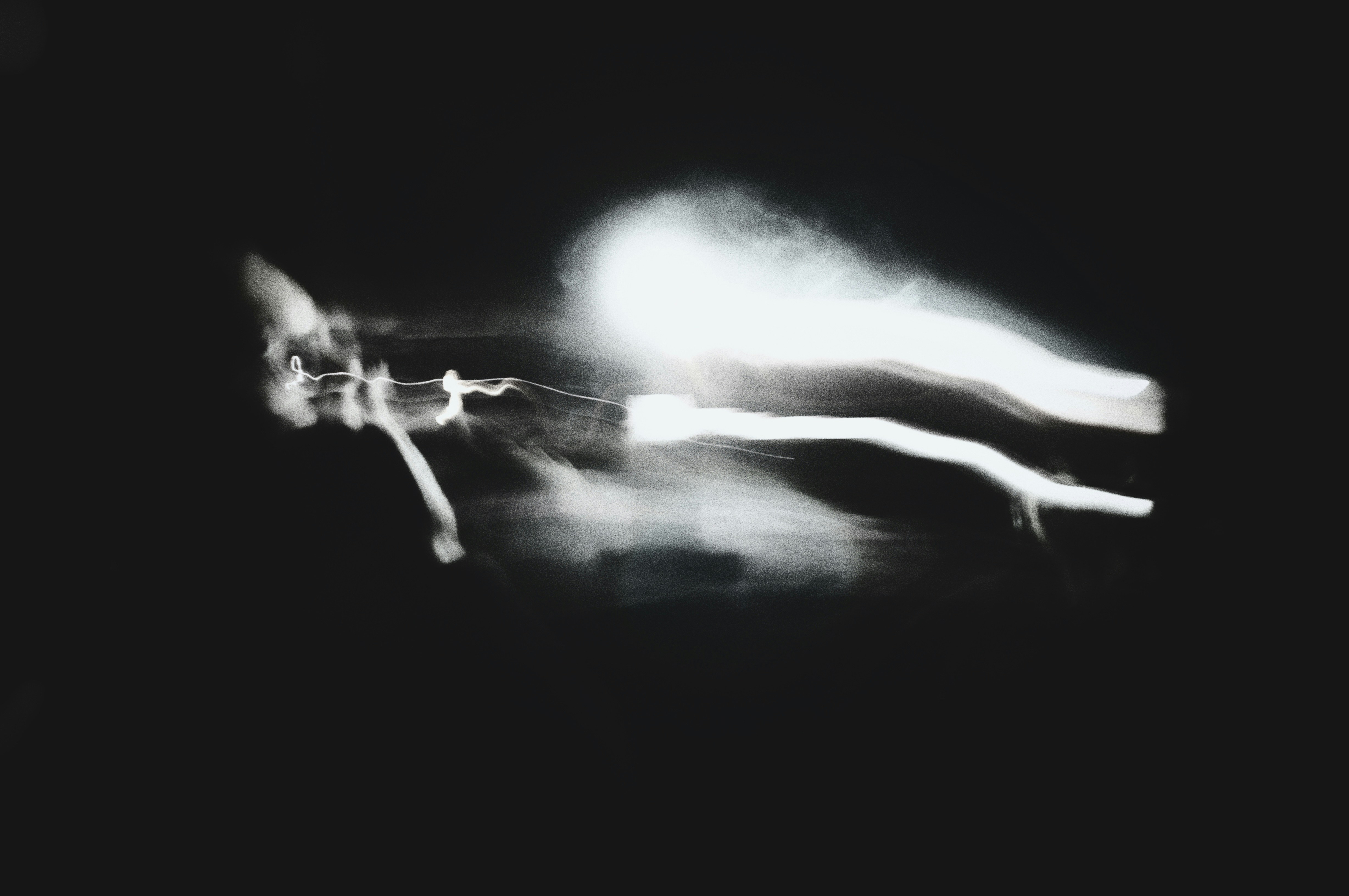 Rayas de luz borrosas abstractas sobre fondo negro