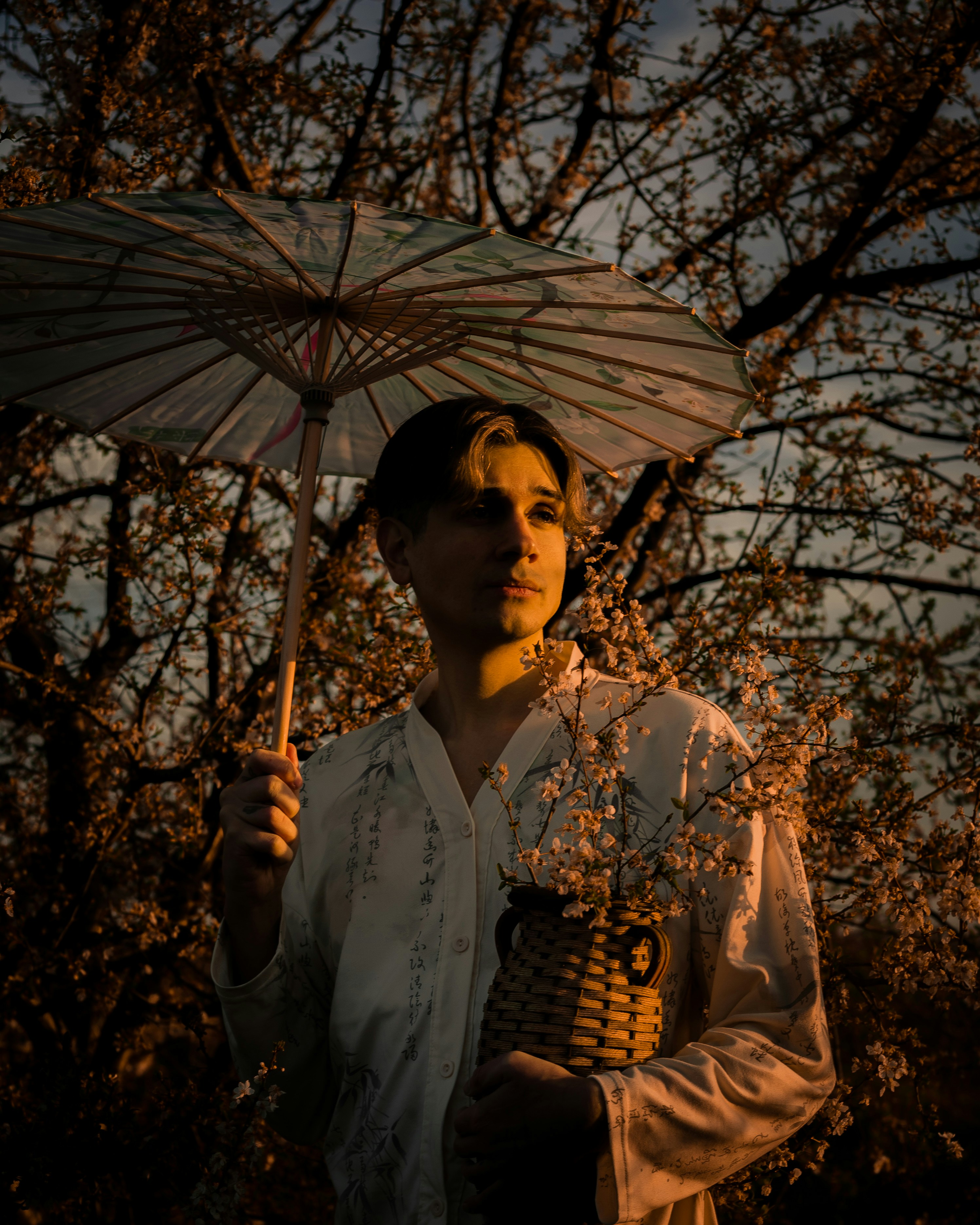 Persona che tiene l'ombrello e il cesto di fiori