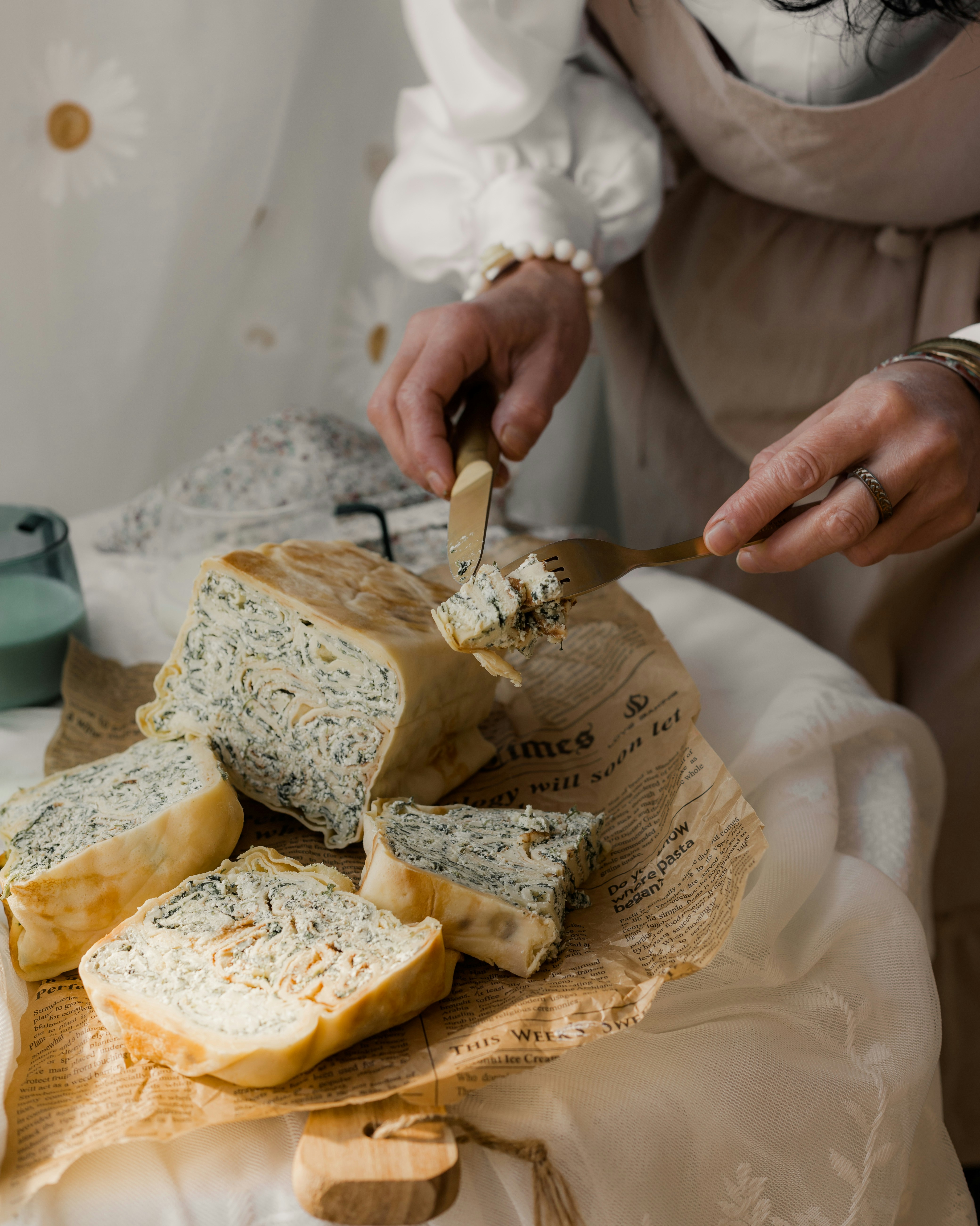Mani che affettano un grosso blocco di gorgonzola