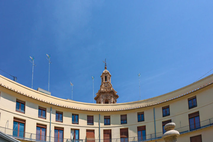 Klokkentoren boven de Plaza Redonda in de oude stad van Valencia