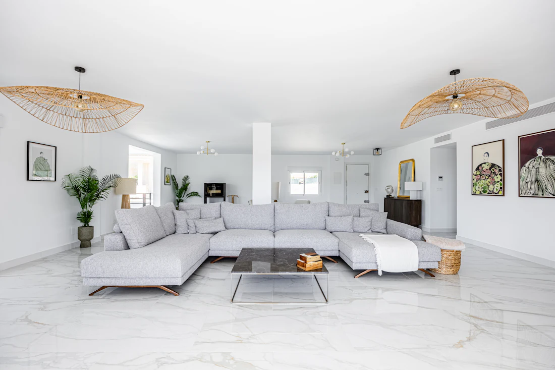 Spacious room stepping toward garden light