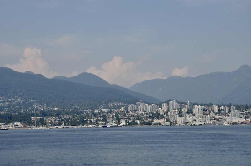 Vue panoramique de Vancouver avec skyline, océan et montagnes en arrière-plan