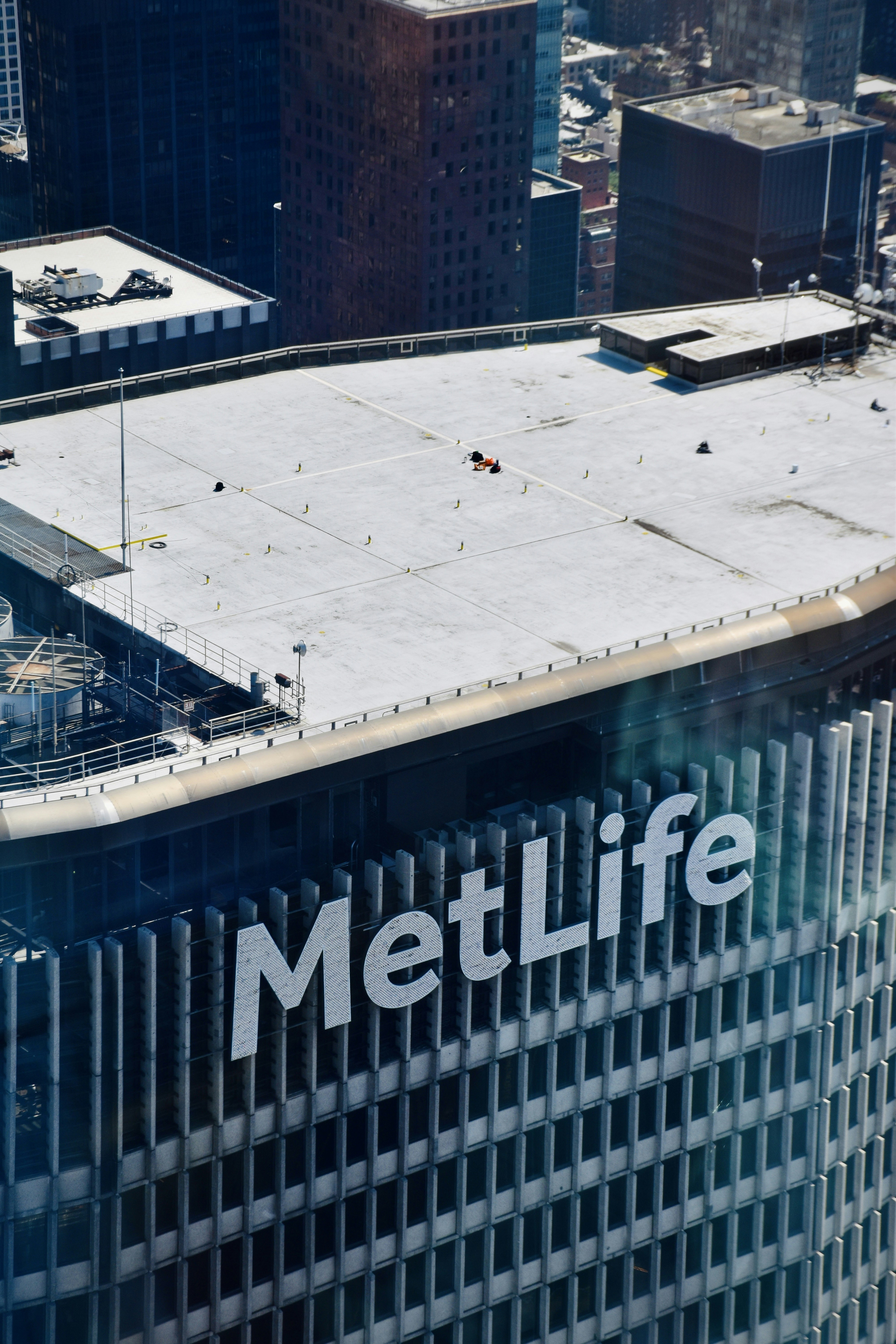 Dach des Metlife-Gebäudes mit Schnee bedeckt