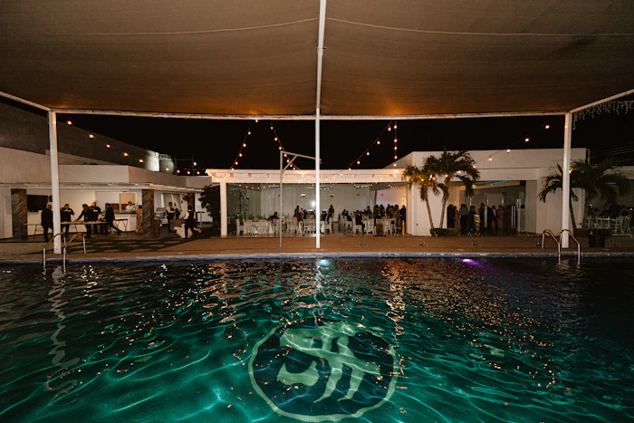 Piscina y terraza