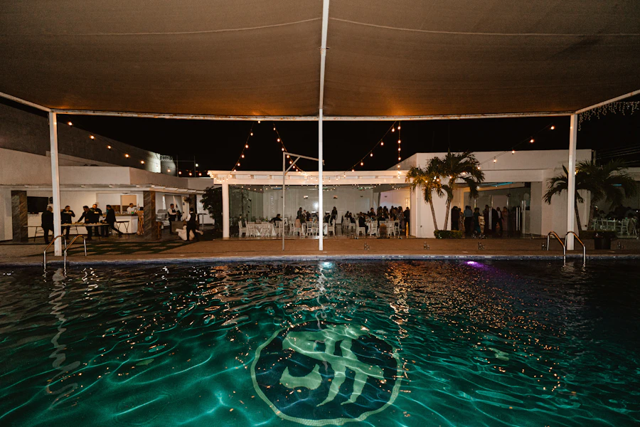 Piscina en un recinto para eventos