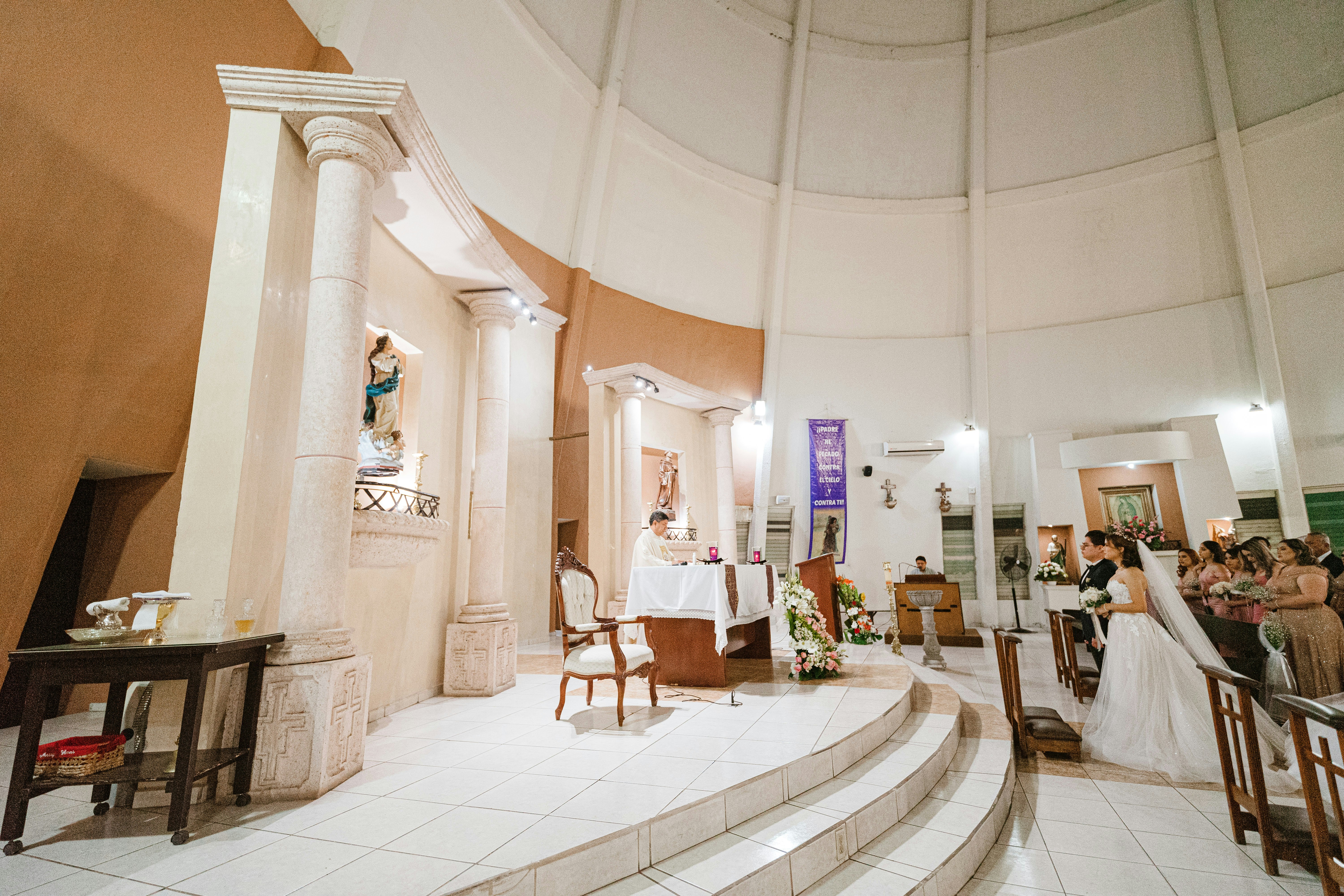 Manos de los novios en el momento de intercambio de anillos