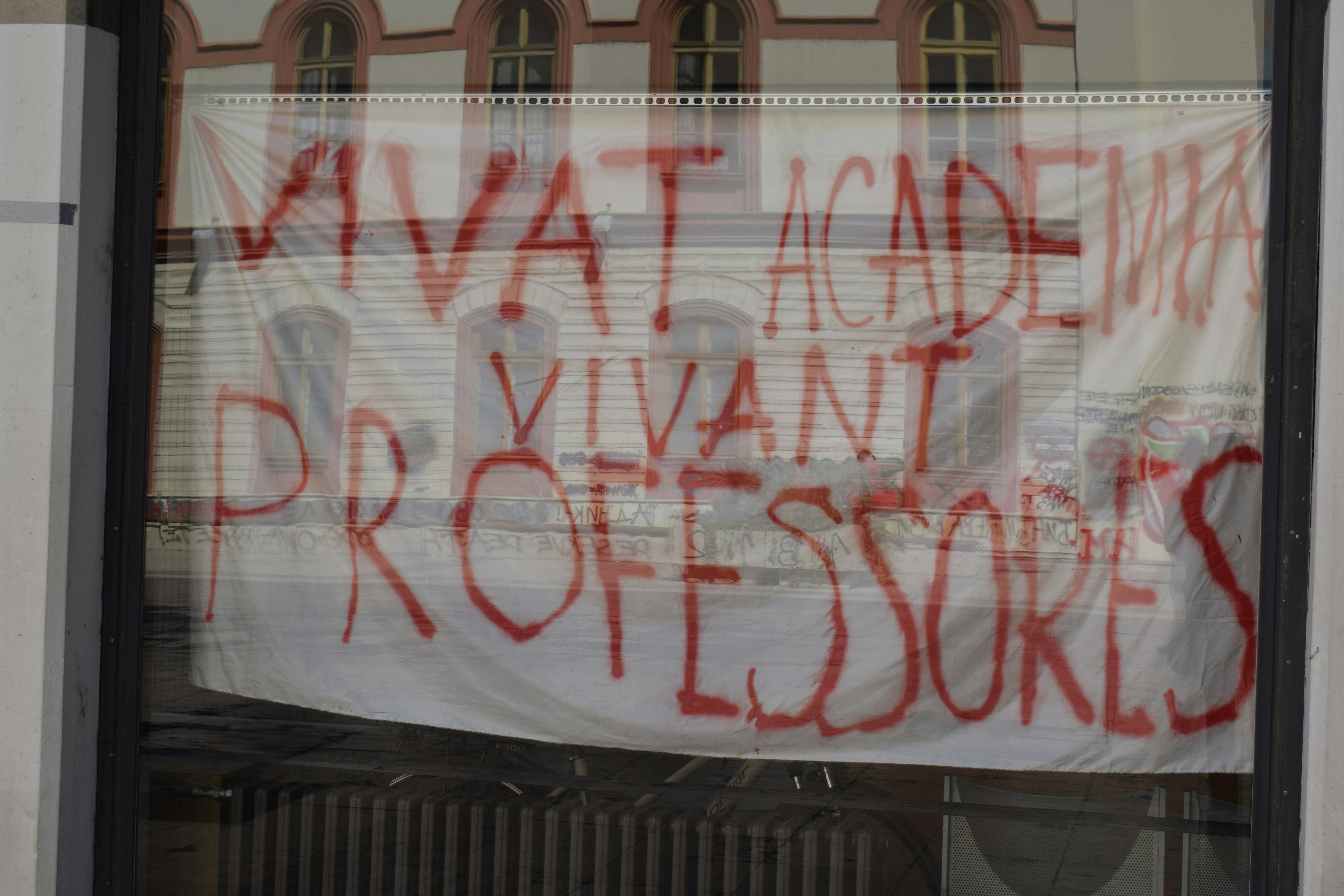 Banner reads "vivat academia, vivant professores"