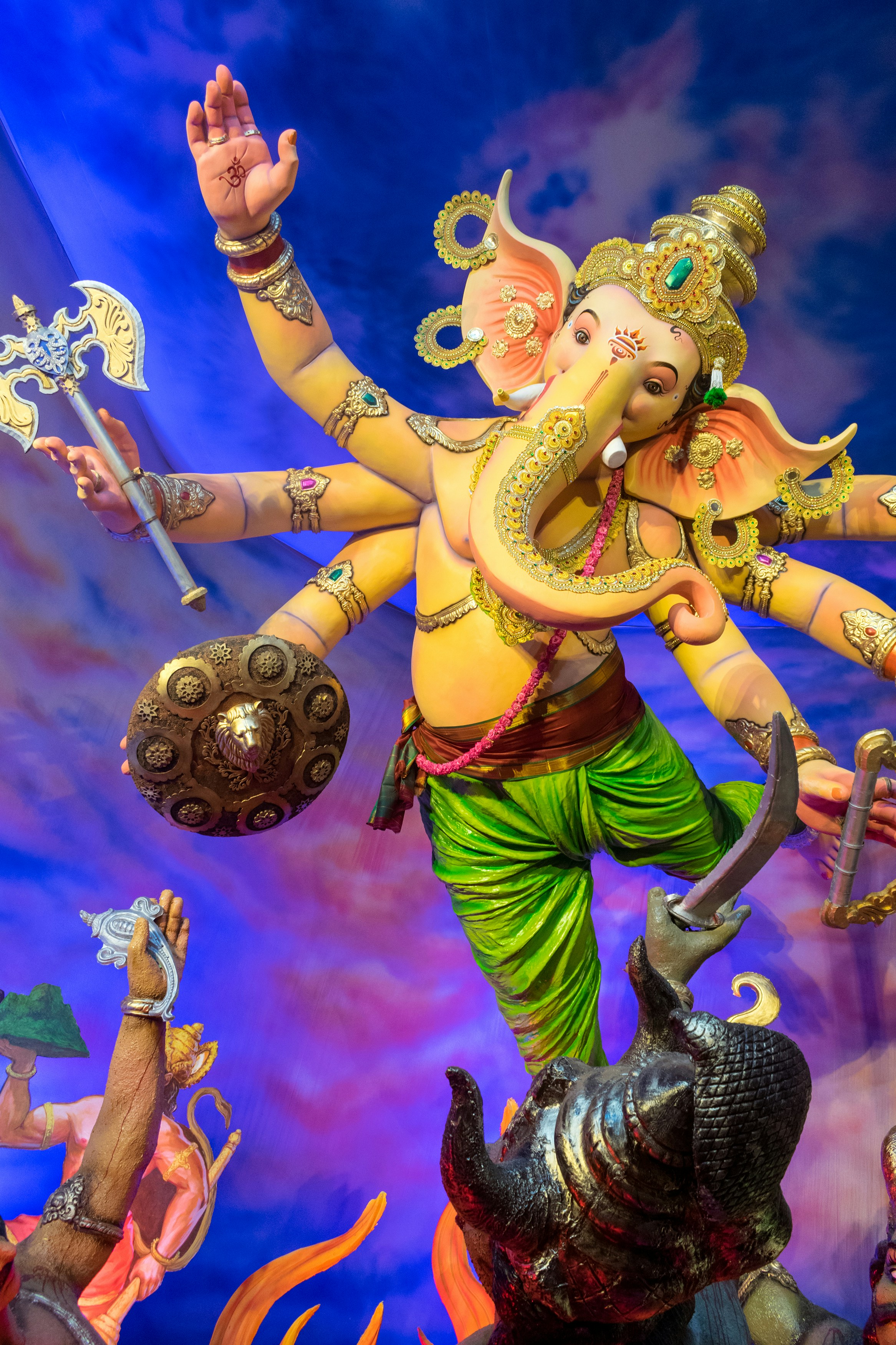 複数の腕を持つヒンドゥー教の神ガネーシャの像。の写真