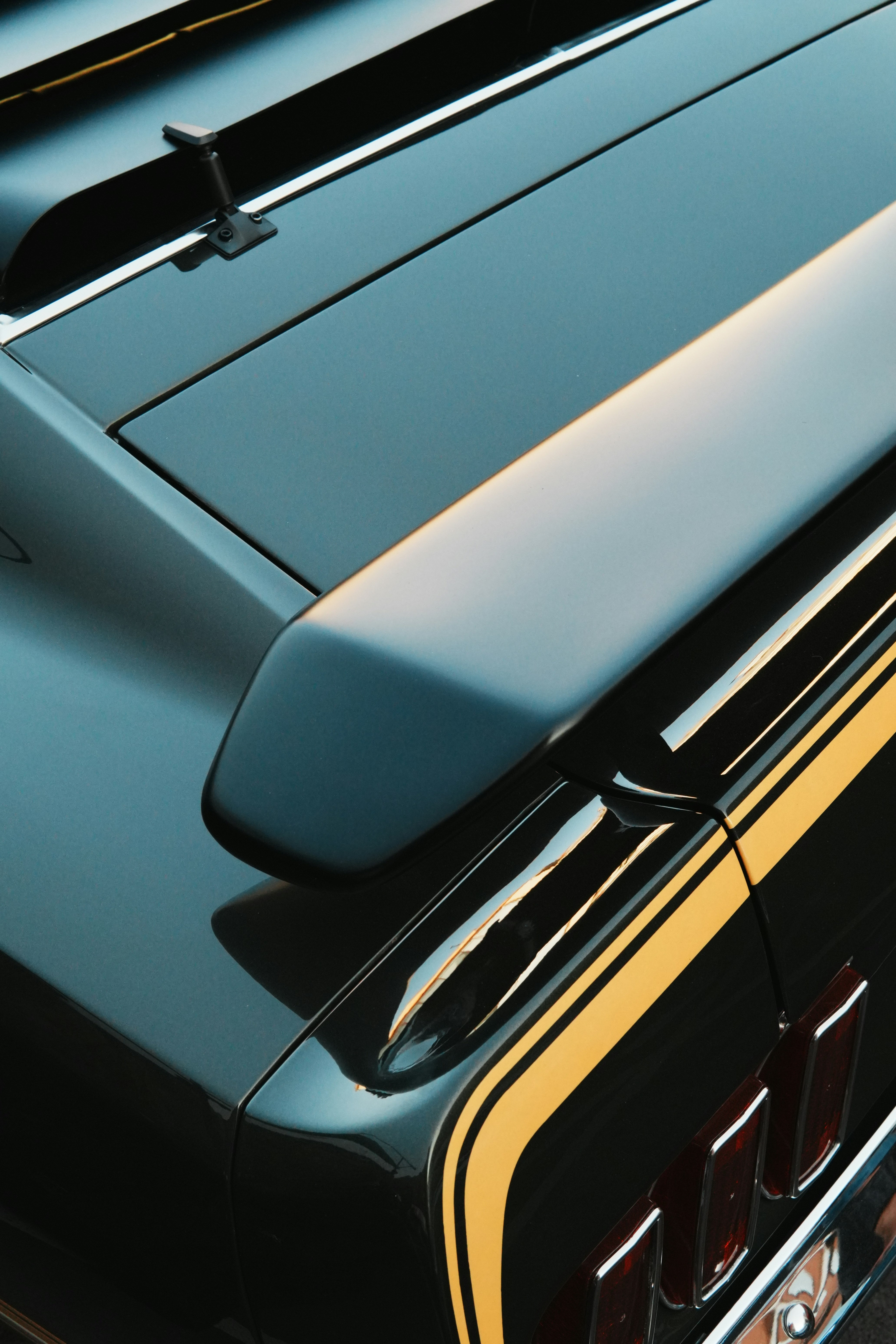 Coche amarillo sobre suelo gris foto – Imagen de Fondo de pantalla gratuita  en Unsplash, image size:3000x4500