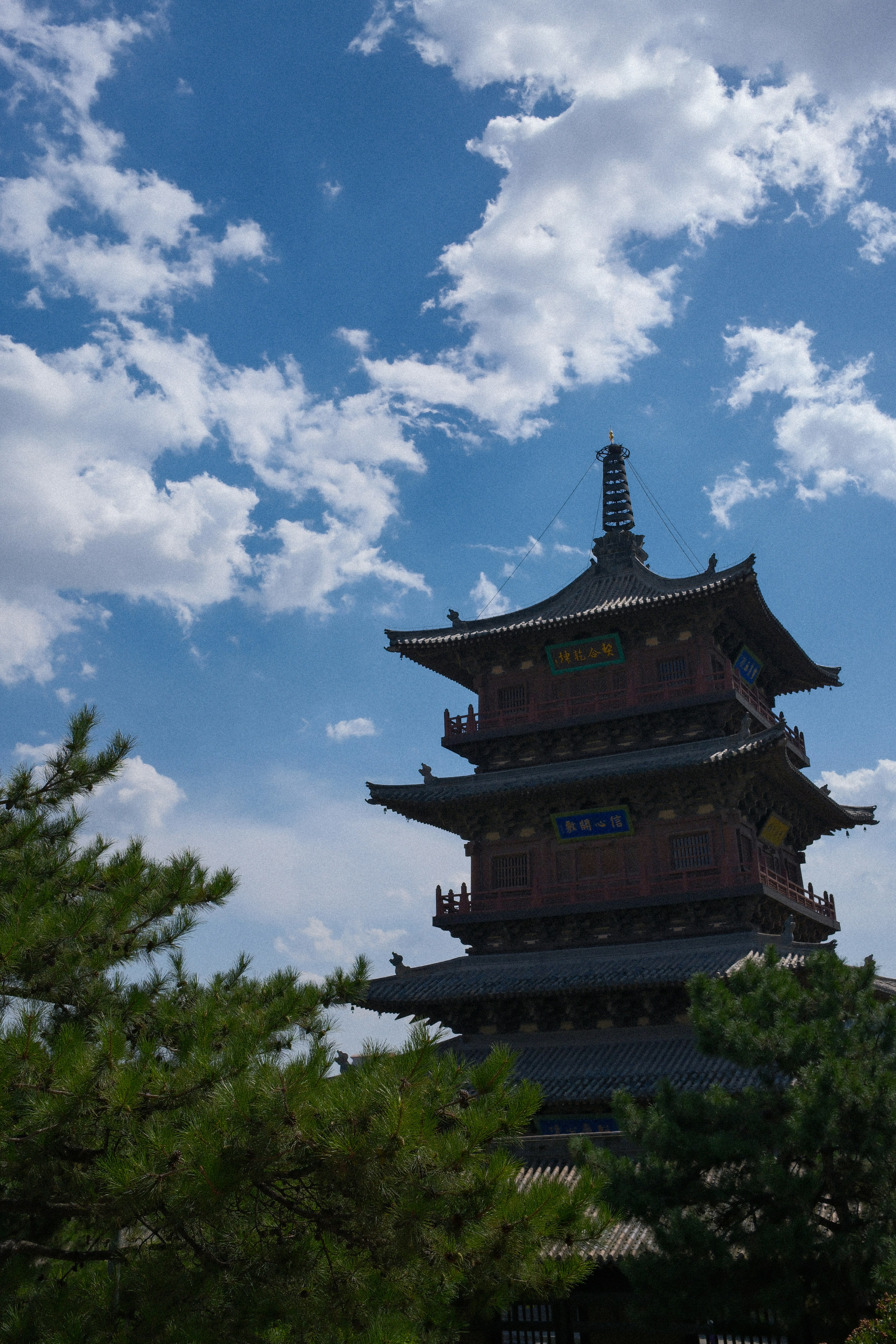 Antike Pagode vor blauem Himmel mit Wolken.