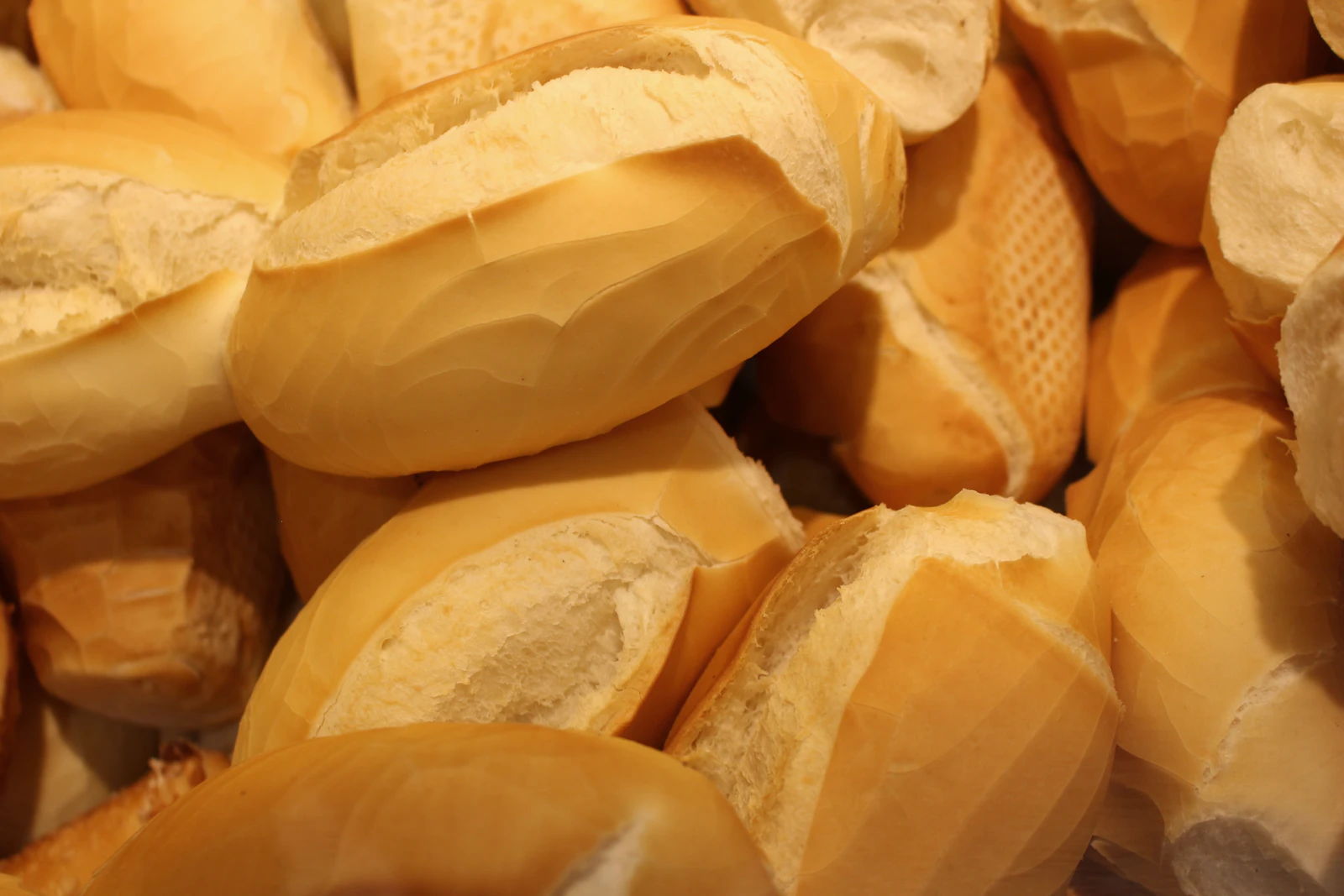 Bolinhas de pão de queijo já modeladas, prontas para assar
