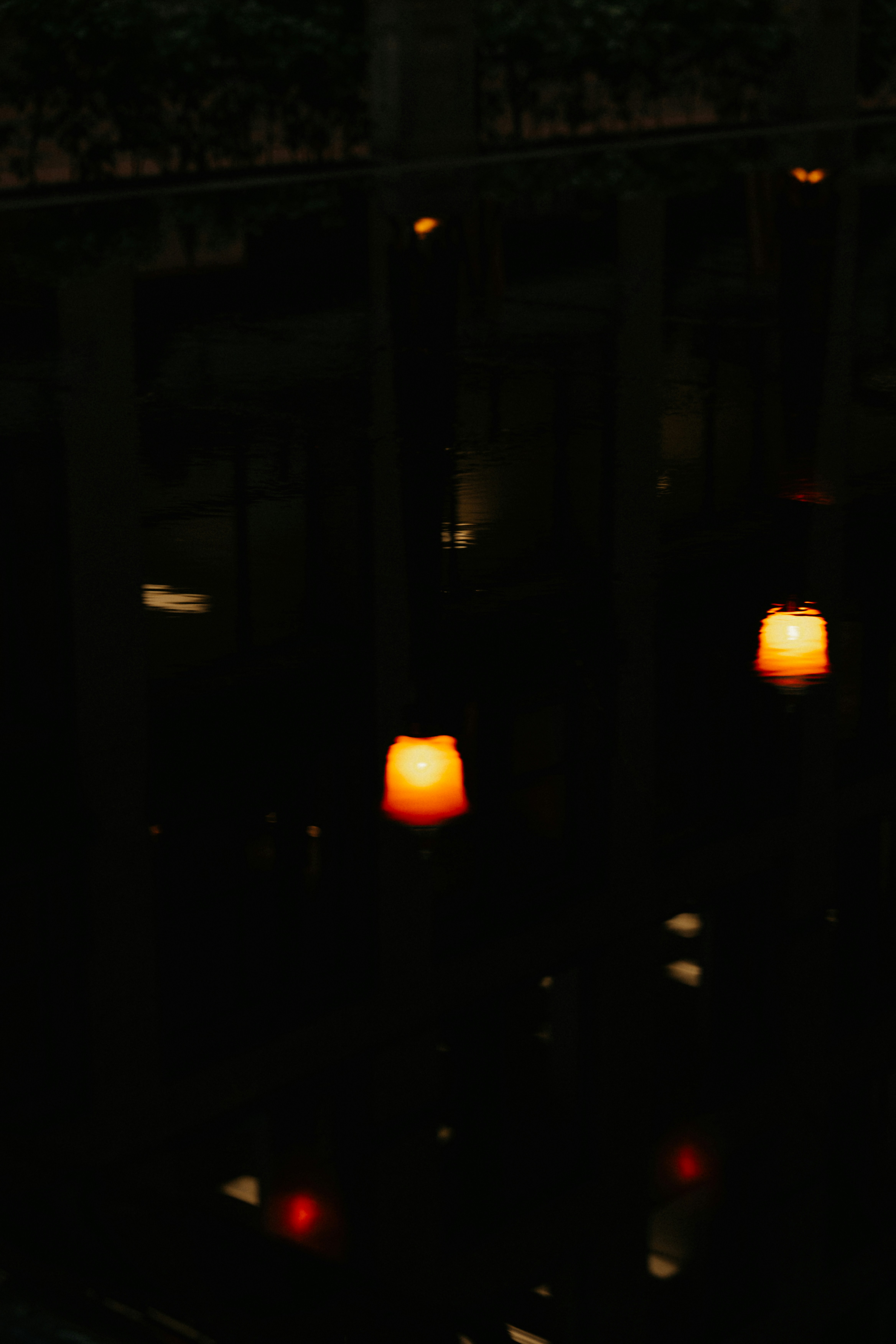 Lanterns candles rustic decor, ilustrasi artikel Beyond Blooms: Stunning Non-Floral Wedding Centerpiece Ideas 7