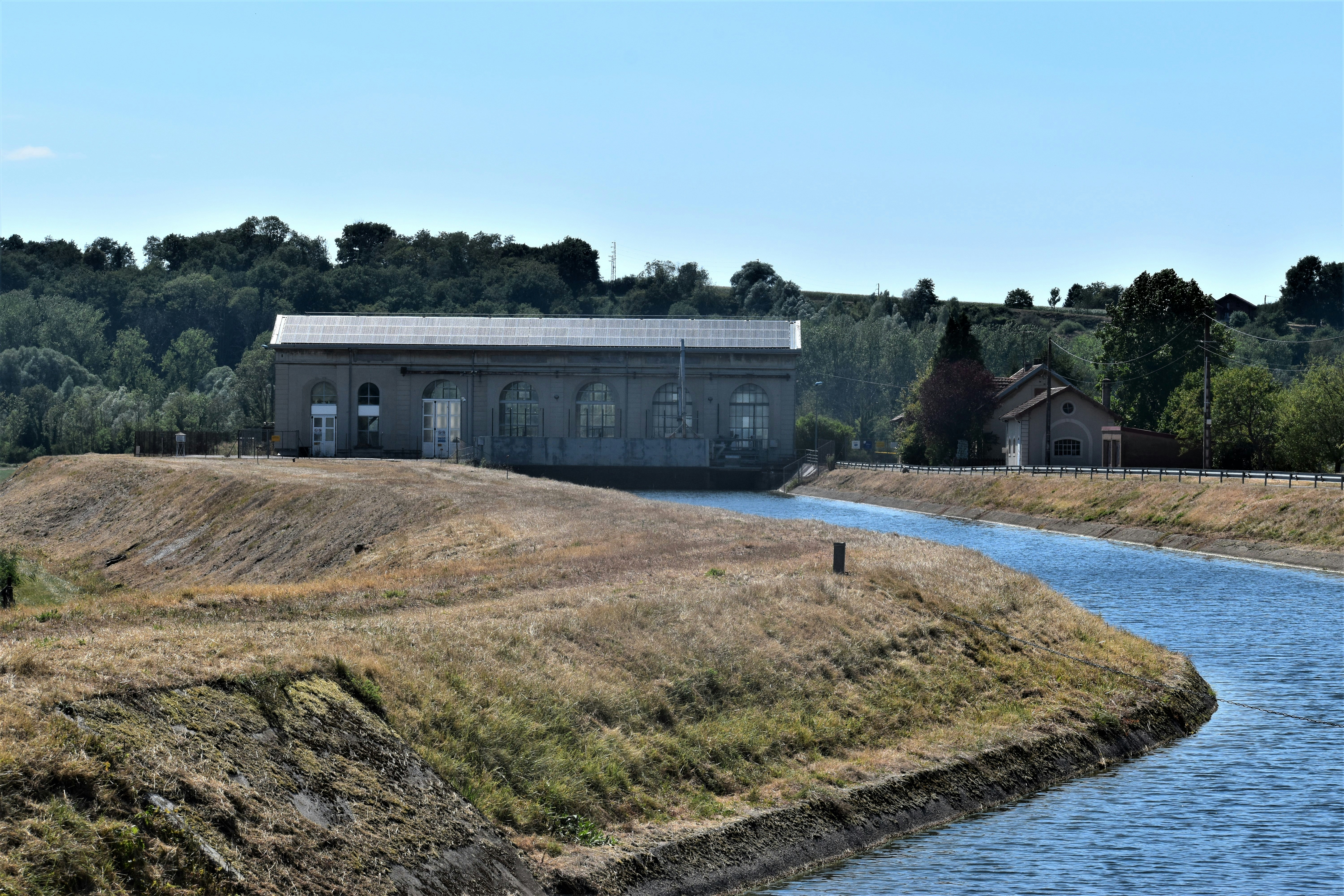 Nave industrial junto a un amplio canal