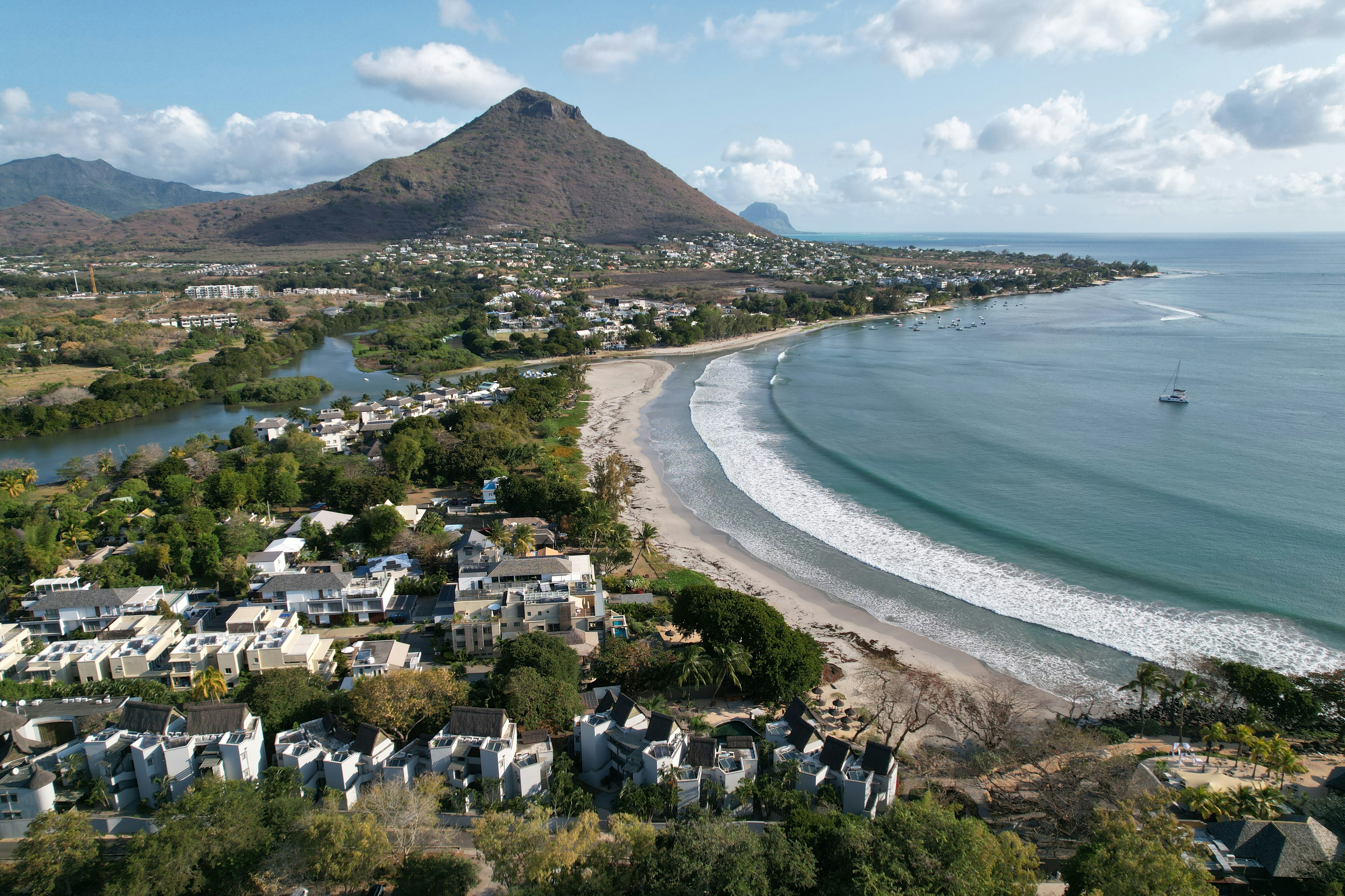 山とビーチのある海岸沿いの町。