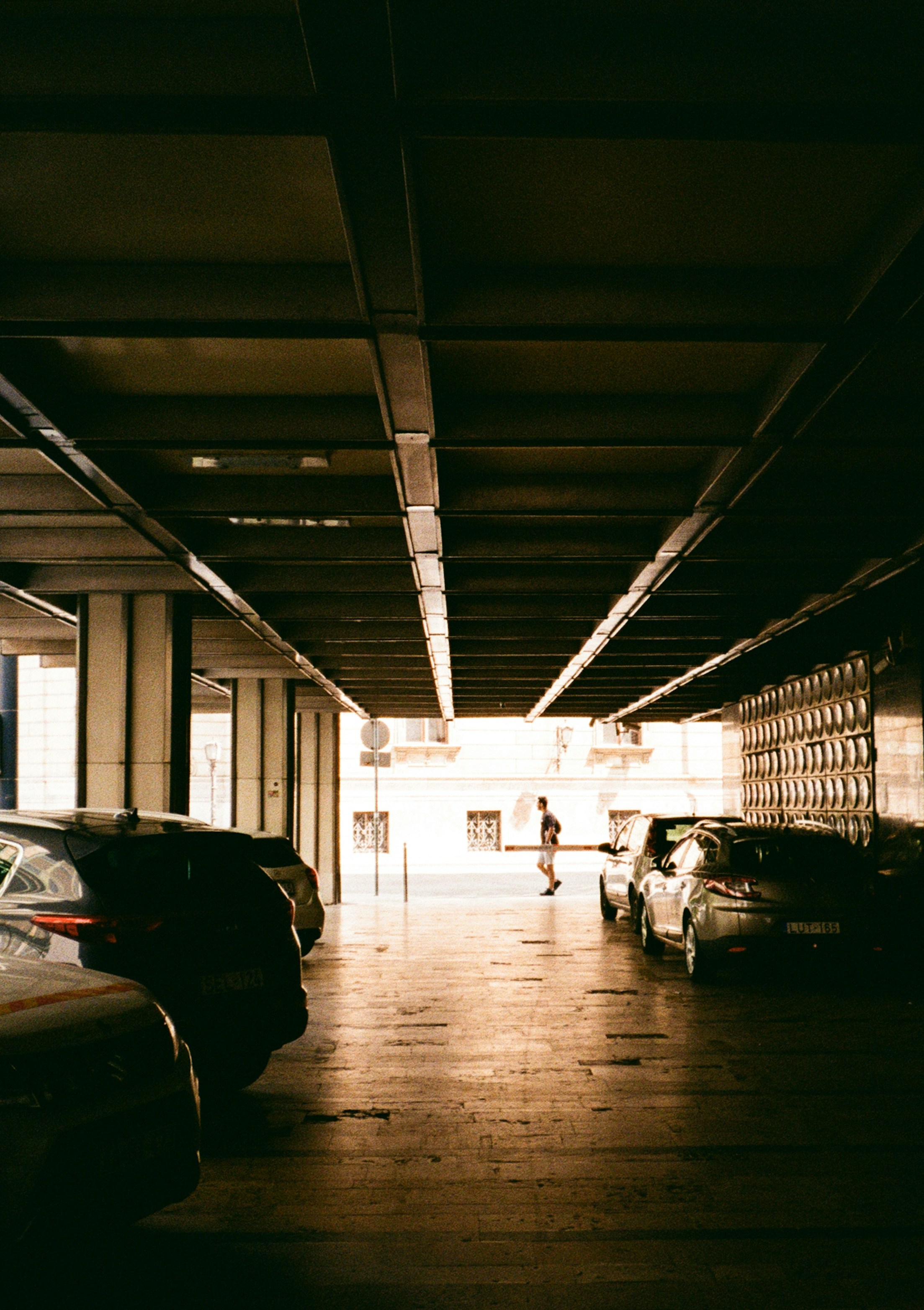 photo-1757359415217-a5e4f45c7808?w=2000&auto=format&fit=crop&q=60&ixlib=rb-4.1.0&ixid=M3wxMjA3fDB8MHxzZWFyY2h8Mnx1JIF-gxJTlDJUU4JUJEJUE2JUU1JTlDJUJBfGVufDB8fDB8fHww