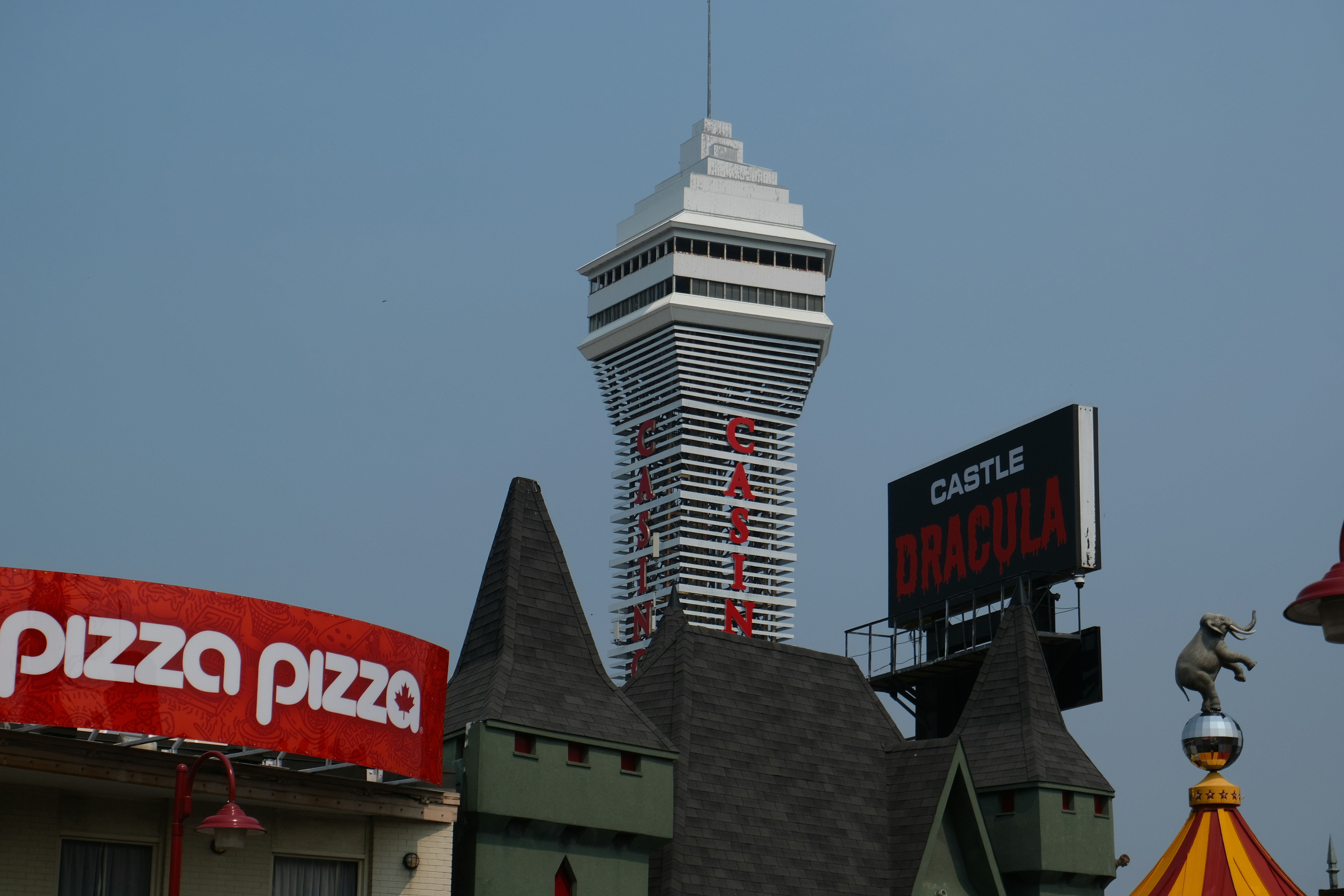Skylon Tower e Castelo Drácula - Atrações