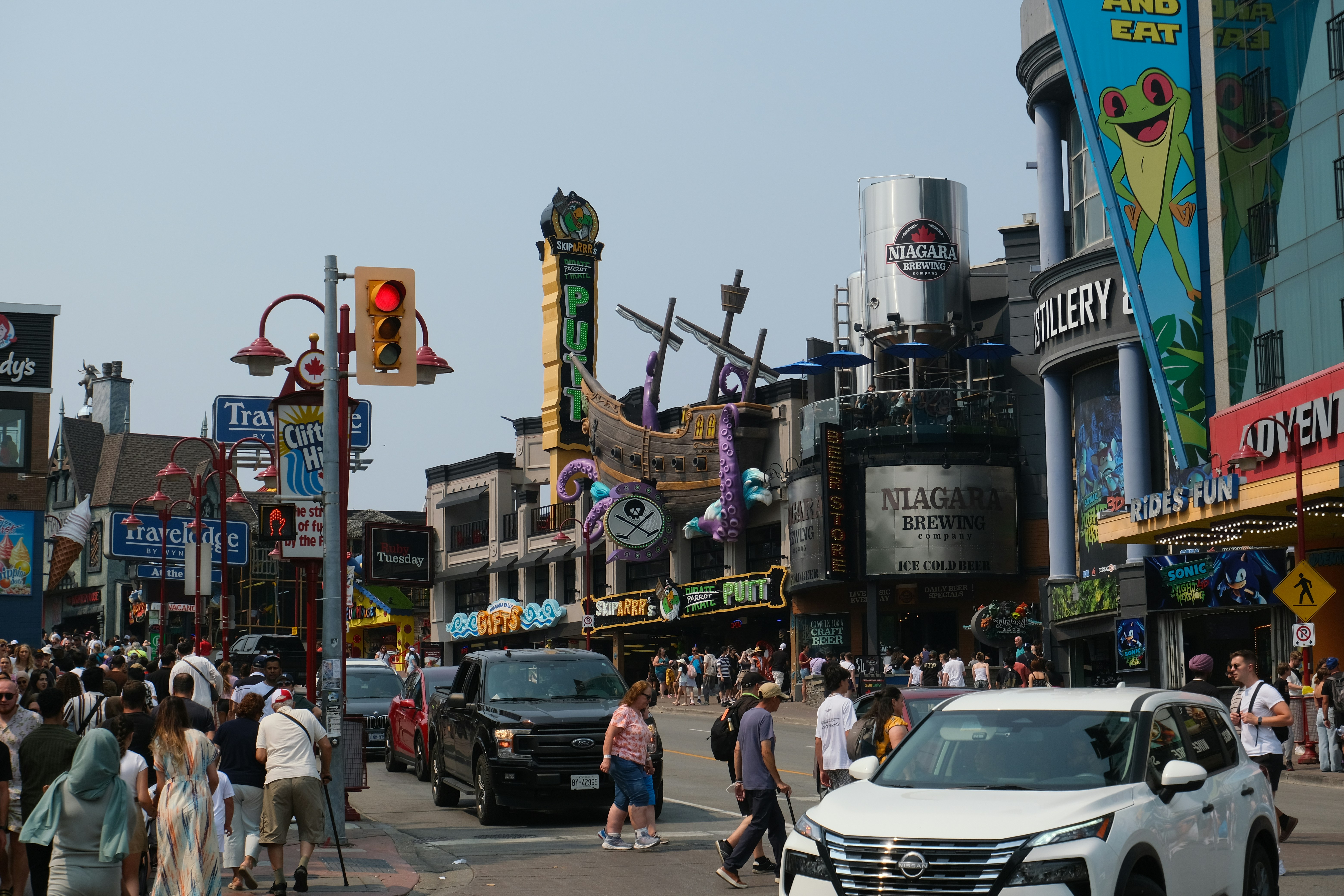 Busy street scene with shops and restaurants in Midtown Detroit - Corporate housing Midtown