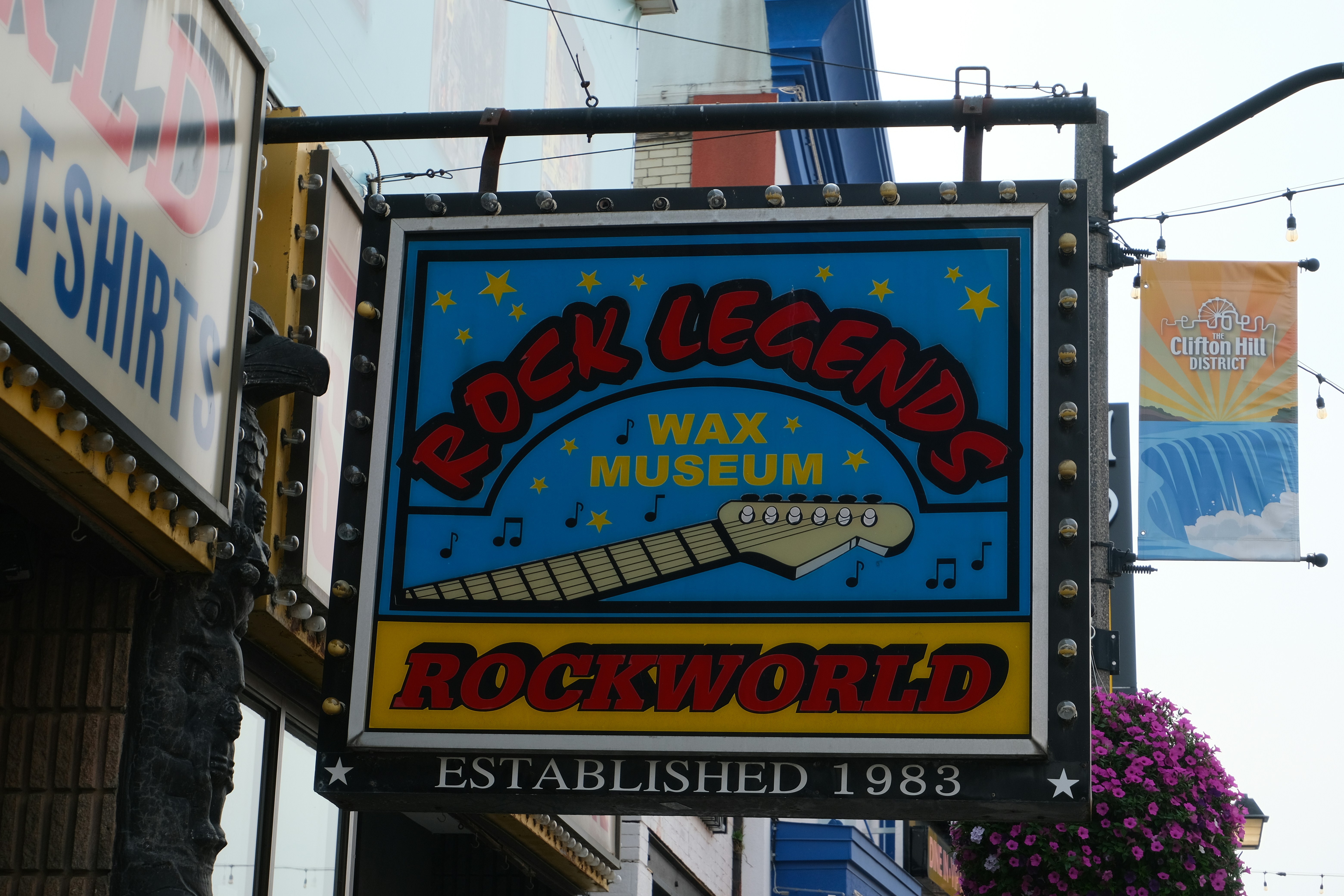 Sinal do museu da cera das lendas do rock com guitarra