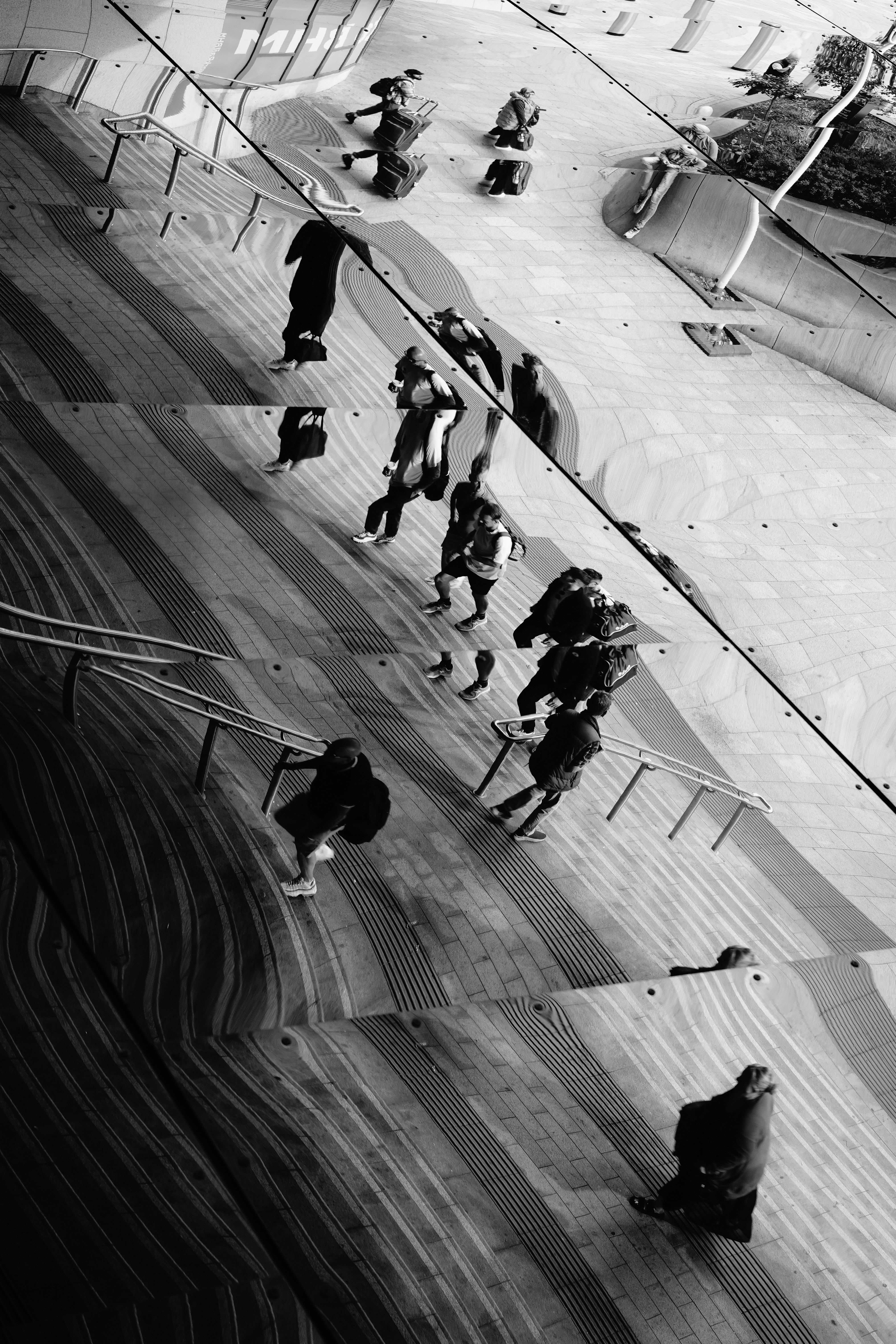 Personnes marchant sur une surface réfléchissante et ondulée