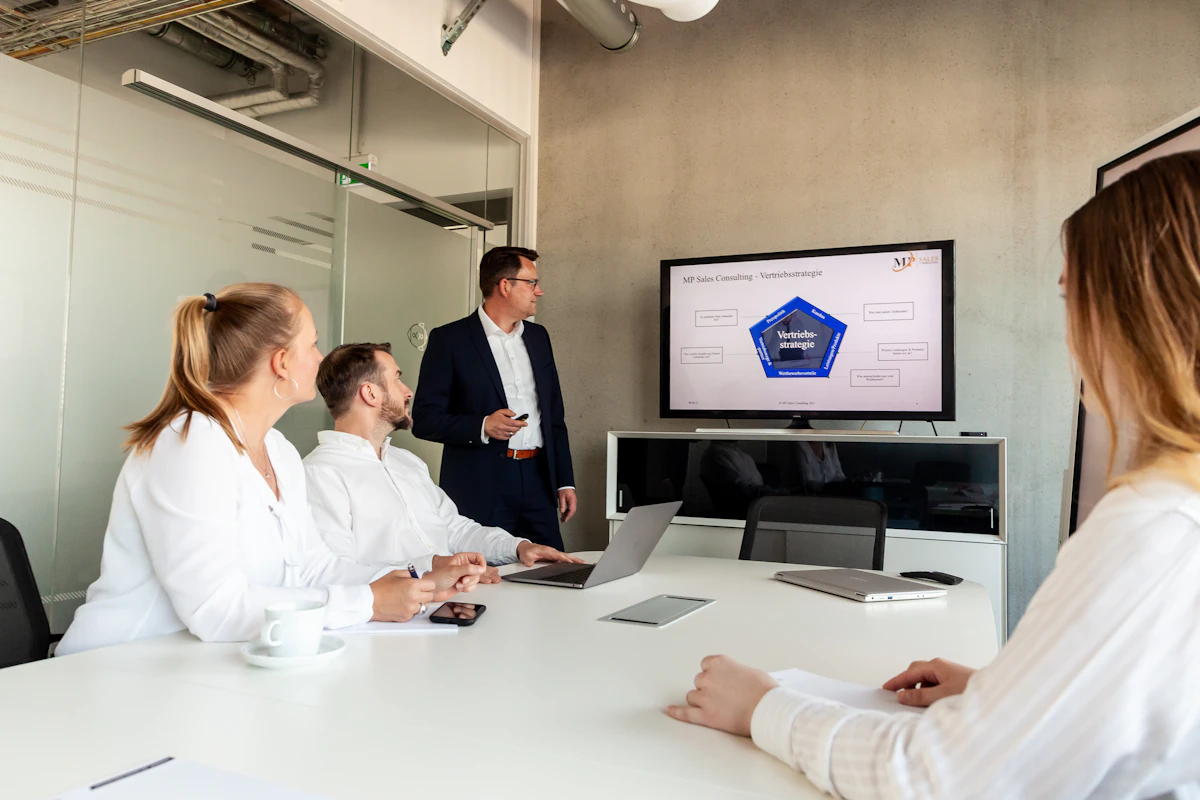 Reunión de un equipo de seguridad analizando métricas de gestión de vulnerabilidades y plazos de remediación.