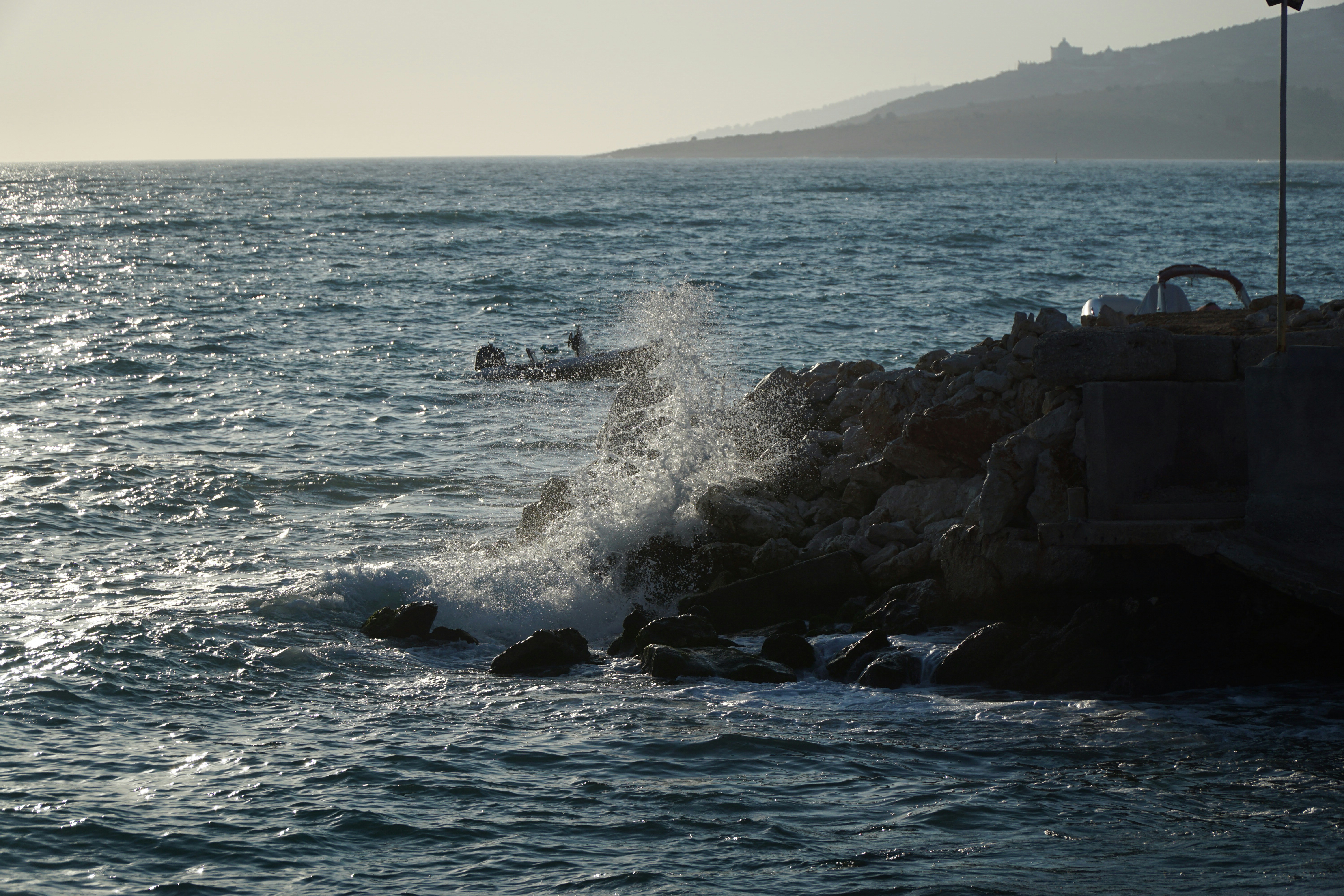Wellen schlagen gegen Felsen in der Nähe des Ufers.